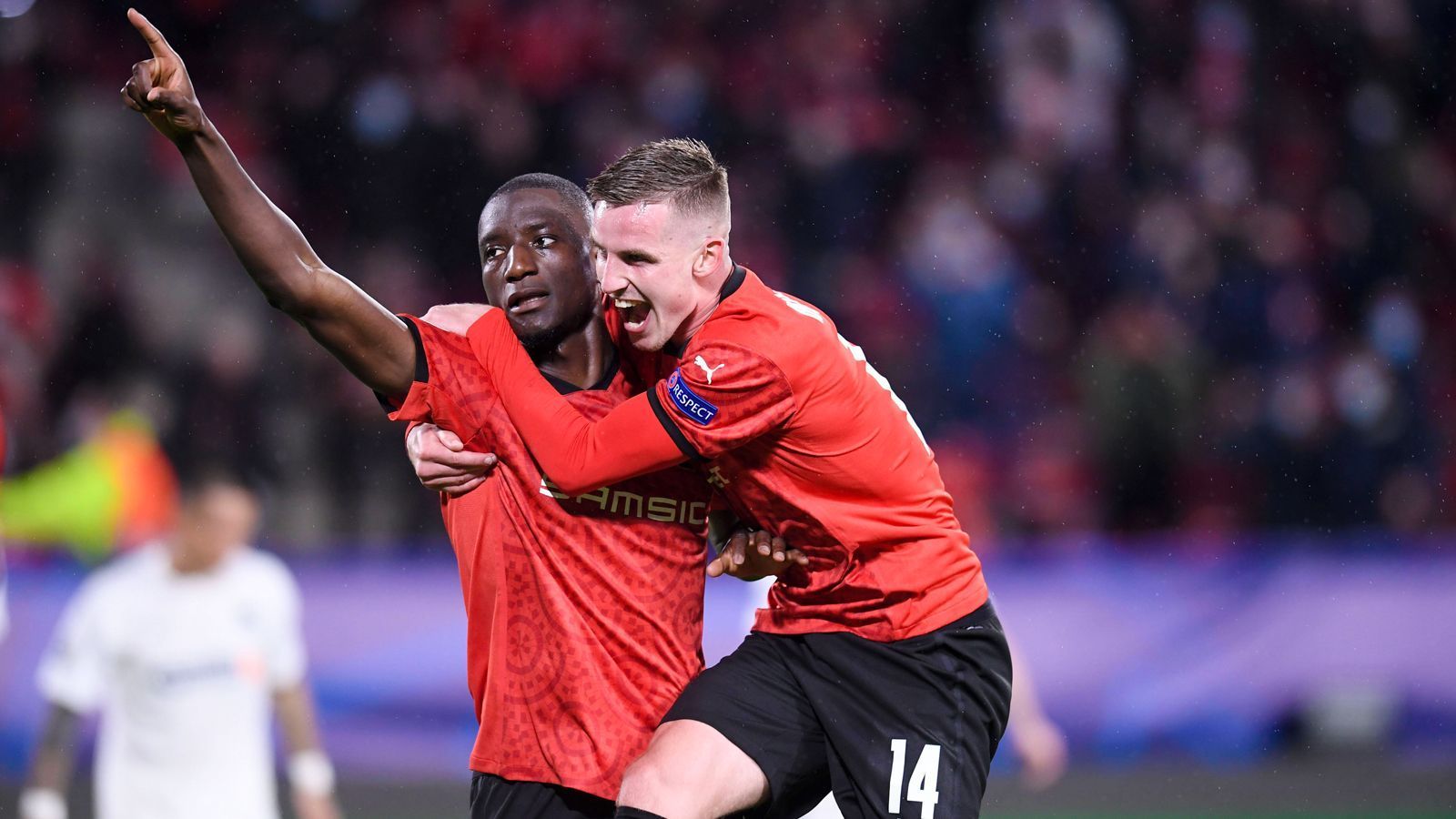 
                <strong>Serhou Guirassy (Stade Rennes)</strong><br>
                Ebenfalls Torschütze, ebenfalls mal in der Bundesliga aktiv: Wer erinnert sich noch an Serhou Guirassy? Zwischen 2016 und 2019 für den 1. FC Köln (und teilweise sogar dessen Reserve) im Einsatz, erzielte der Angreifer beim 1:1 gegen Krasnodar das einzige Tor für Stade Rennes vom Punkt aus.
              