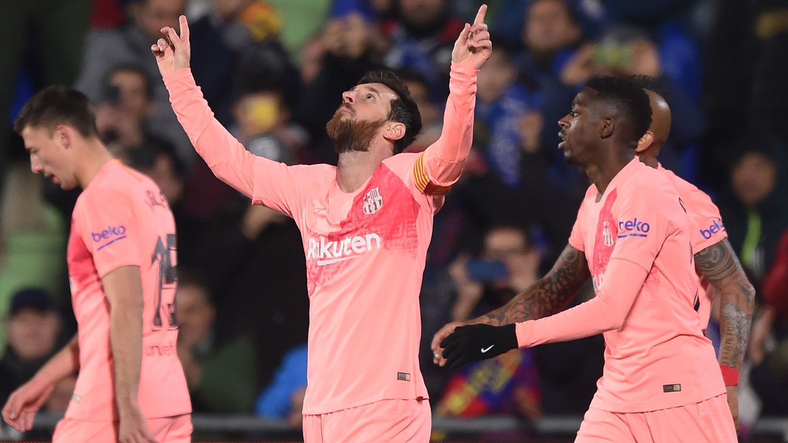 
                <strong>Lionel Messi, FC Barcelona</strong><br>
                Es war der 16. November 2003 als einer der Größten der Geschichte das Licht der Fußballwelt erblickte. Lionel Messi gibt mit 16 Jahren bei einem Freundschaftspiel gegen den FC Porto sein Profidebüt für den FC Barcelona. Der Rest ist Geschichte.  
              