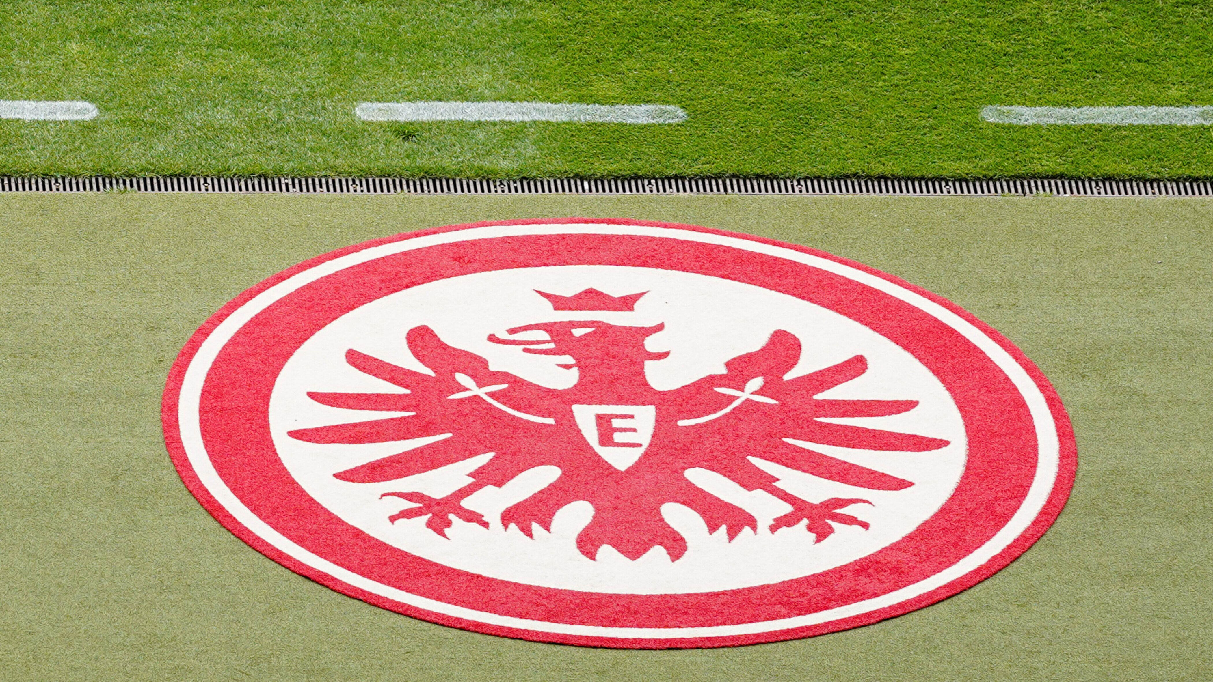 
                <strong>Platz 4: Eintracht Frankfurt</strong><br>
                Gesamtpunktzahl: 38 -Facebook: 9 Punkte, Instagram: 8,5 Punkte, YouTube: 10 Punkte, Twitter: 10,5 Punkte -2019/20 Saison oben mit dabei (Platz 3) und auch diesmal nur knapp am Treppchen vorbei geschrammt. In Frankfurt weiß man, wie Social Media geht, trotz der insgesamt elf Punkte weniger als 2020.
              