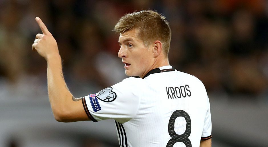 
                <strong>Toni Kroos</strong><br>
                Toni Kroos: Schon nach zwei Minuten spielte er einen Traumpass, der die Tschechen beeindruckte. In der Folge der ersten Halbzeit offensiv nicht ganz so auffällig, dafür defensiv mit einigen wichtigen Balleroberungen. Kurz nach der Pause vollendete er technisch stark zum 2:0. Ballbehandlung gewohnt stark! ran-Note: 2.
              