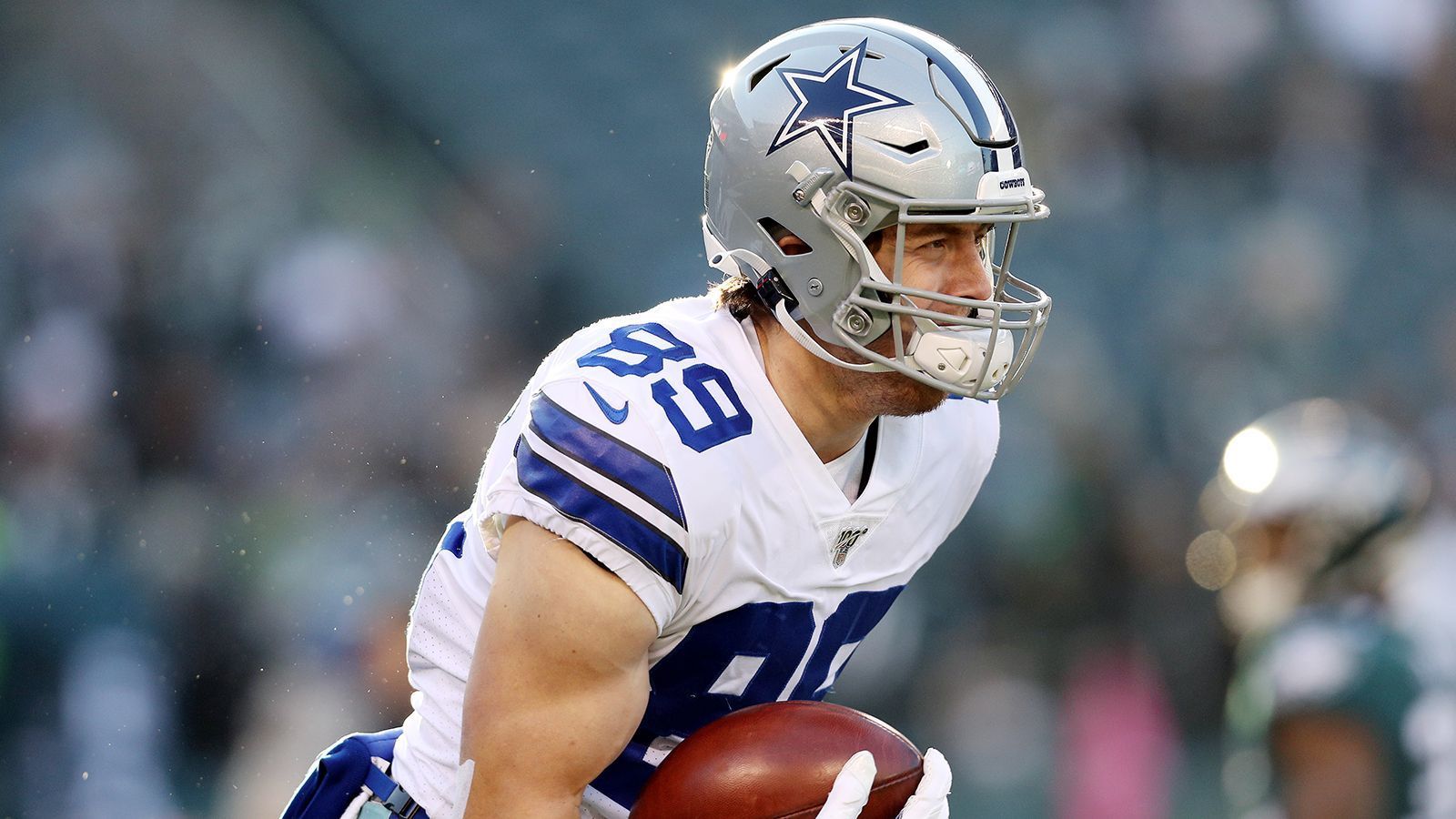 
                <strong>Baustellen: Tight End</strong><br>
                Auf der Receiver-Position sind die Cowboys extrem gut besetzt, bei den Tight Ends fehlt es dagegen an dynamischen Passempfängern. Dalton Schultz oder Blake Jarwin konnten bisher nicht vollends überzeugen. In der Free Agency sind die meisten Tight End bereits bei neuen Teams unter gekommen, Spieler wie Delanie Walker oder Jordan Reed sind allerdings noch zu haben. Eine Verpflichtung dürfte sich jedoch aufgrund der kniffligen Cap-Situation der Cowboys schwierig gestalten.
              