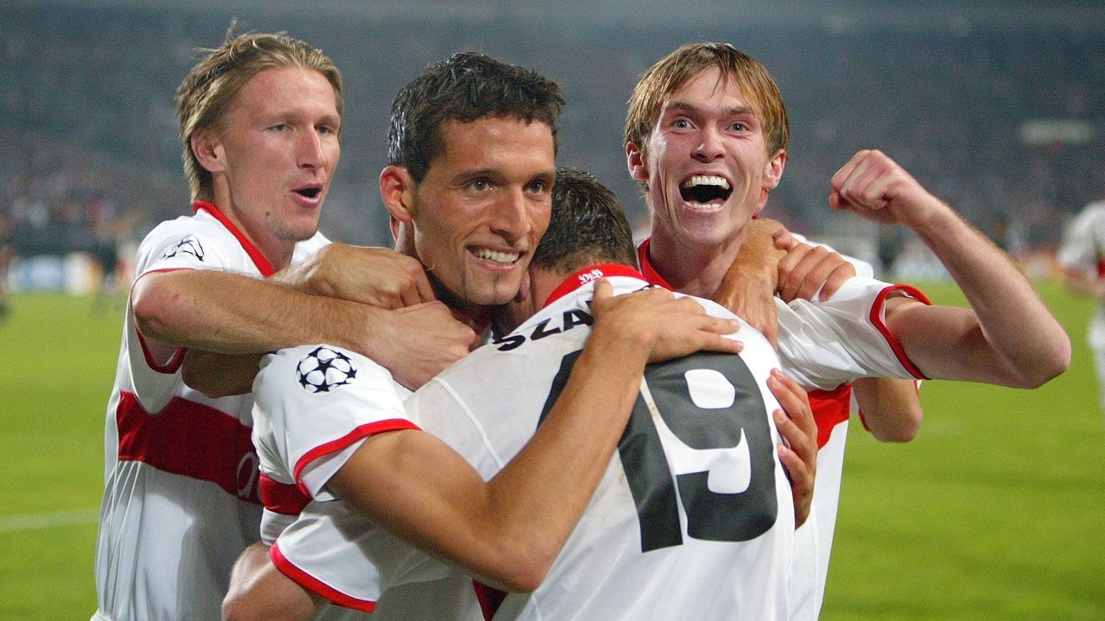 
                <strong>VfB Stuttgart - Manchester United 2:1 (Champions-League-Gruppenphase 2003/04)</strong><br>
                Auf dem Papier ist die Partie zwischen dem damaligen Tabellenführer der Bundesliga und dem amtierenden englischen Meister eine klare Angelegenheit. Doch die "Jungen Wilden" um Kevin Kuranyi (2. v. li.) und Philipp Lahm halten gegen die Stars von Trainer Alex Ferguson gut mit. In der 49. Minute gehen die Schwaben durch Imre Szabics (2. v. re.) sogar in Führung und als Kuranyi wenige Minuten später auf 2:0 erhöht kennt die Freude im "Gottlieb-Daimler-Stadion" keine Grenzen mehr. In der Folge gelingt United in Form von Ruud van Nistelrooy noch der Anschlusstreffer (65.), am überraschenden Sieg der Stuttgarter ändert das aber nichts mehr. 
              