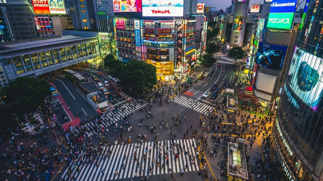 Über eine Viertel Million Menschen überqueren täglich die Kreuzung bei Shibuya.