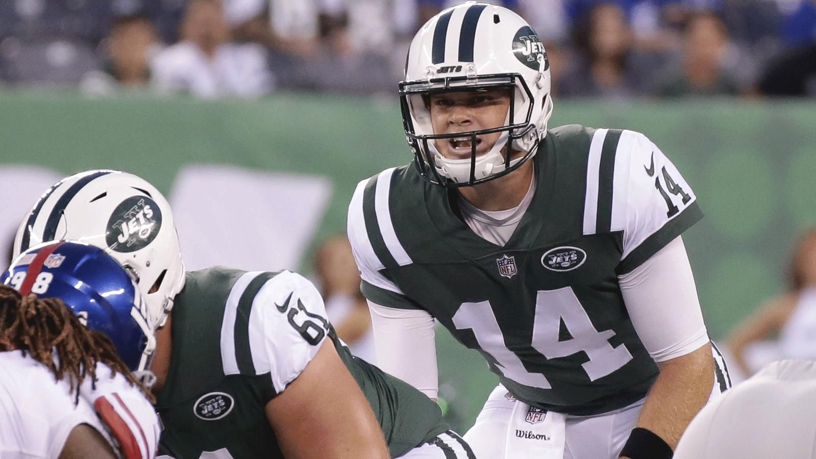 
                <strong>New York Jets</strong><br>
                Quarterback (2): Sam Darnold, Josh McCownRunning Back (3): Trenton Cannon, Isaiah Crowell, Bilal PowellFullback (1): Lawrence ThomasWide Receiver (6): Andre Roberts, Terrelle Pryor, Quincy Enunwa, Charone Peake, Jermaine Kearse, Robby AndersonTight End (4): Chris Herndon, Jordan Leggett, Eric Tomlinson, Neal SterlingOffensive Line (9): Spencer Long, Brian Winters, Dakota Dozier, James Carpenter, Ben Braden, Brent Qvale, Jonotthan Harrison, Brandon Shell, Kelvin BeachumDefensive Line (6): Henry Anderson, Folorunso Fatukasi, Nathan Shepherd, Mike Pennel, Leonard Williams, Steve McLendon Linebacker (7): Jeremiah Attaochu, Avery Williamson, Neville Hewitt, Brandon Copeland, Darron Lee, Josh Martin, Jordan JenkinsSecondary (12): Parry Nickerson, Trumaine Johnson, Darryl Roberts, Morris Claiborne, Buster Skrine, Derrick Jones, Juston Burris, J.J. Wilcox, Doug Middleton, Terrence Brooks, Marcus Maye, Jamal AdamsSpecialists (3): Jason Myers, Thomas Hennessy, Lachlan Edwards
              