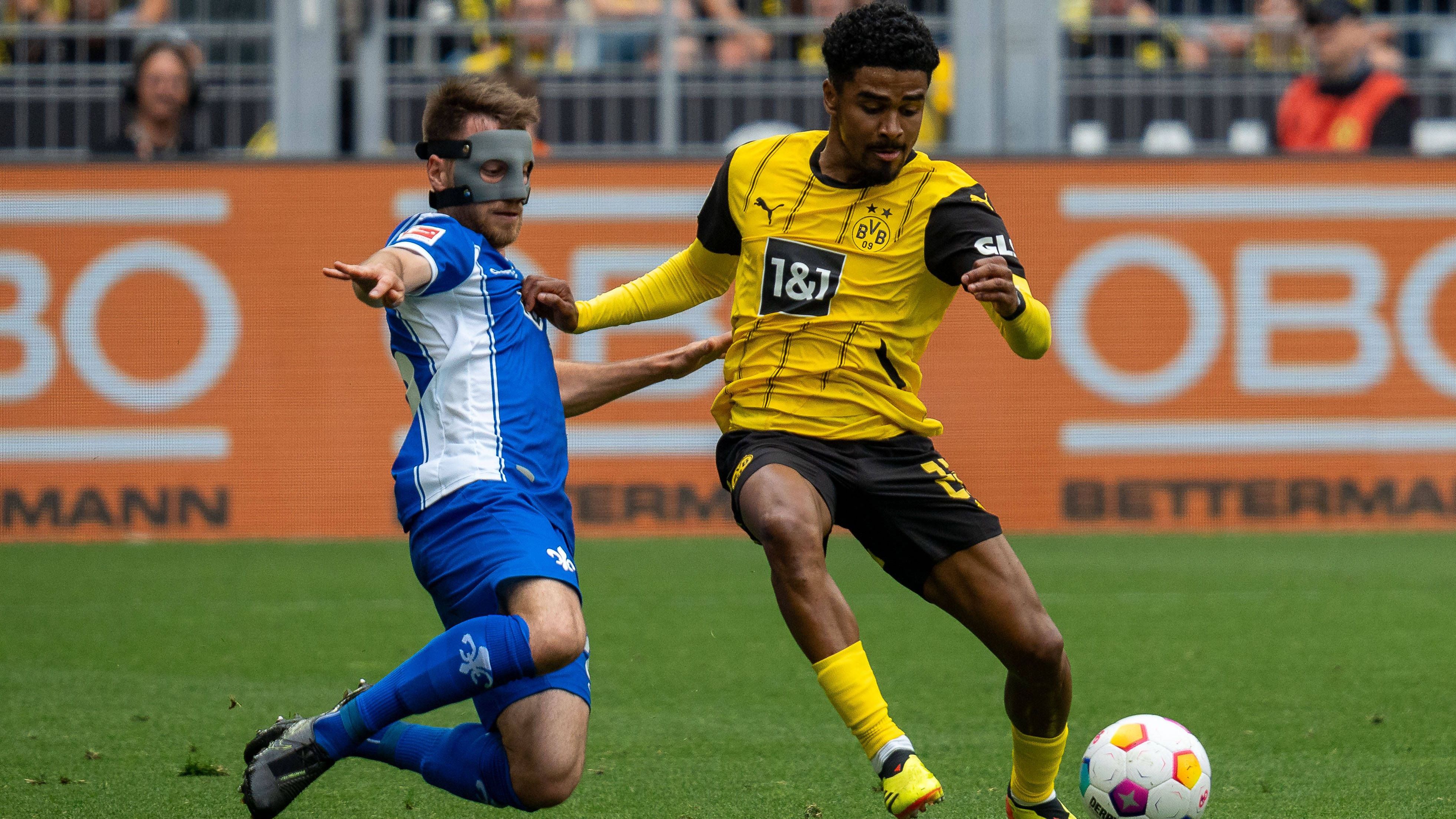 <strong>Ian Maatsen (Borussia Dortmund)</strong><br>Bereits Anfang Mai gab der Vater von Ian Maatsen gegenüber "Voetbal International" an: "Wir arbeiten daran, dass er im Verein bleibt." Kurz darauf vermeldete "Sky", dass sich Gespräche zwischen dem BVB und dem FC Chelsea im "Anfangsstadium" befinden würden. Die im Leihvertrag festgelegte Kaufoption in Höhe von 40 Millionen Euro kann und will der BVB nicht zahlen, heißt es.