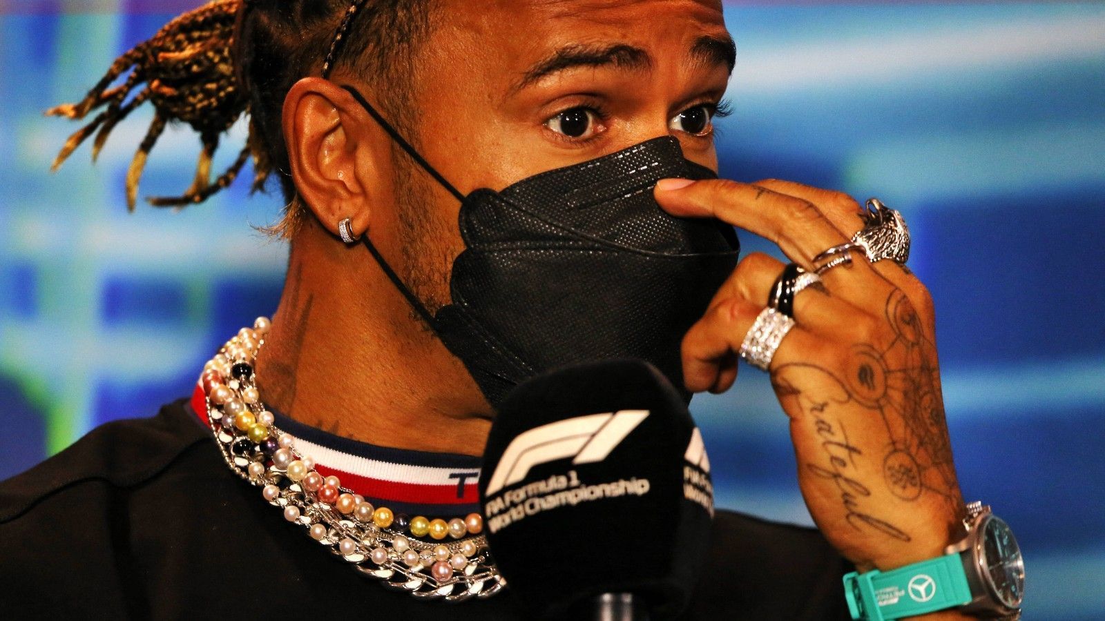 
                <strong>Lewis Hamilton</strong><br>
                Mercedes-Pilot Lewis Hamilton hat schon so manchen Protz-Auftritt hingelegt. Doch in Miami trägt er den Schmuck aus Protest - drei Uhren an den Armen, vier Ketten um den Hals und an jedem Finger einen Ring, dazu Ohrringe und sein Nasenpiercing. So wehrt sich der siebenmalige Weltmeister gegen das Schmuck-Verbot in den Formel-1-Boliden, das die F1-Bosse jetzt noch stärker kontrollieren wollen. Immerhin: Einen ersten Teilerfolg hat er schon mal errungen. Hamilton hat für das Miami-Rennen und das kommende in Barcelona eine Ausnahmegenehmigung erhalten.
              