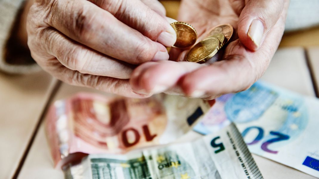 Seniorin, Euro, Geld, zählen