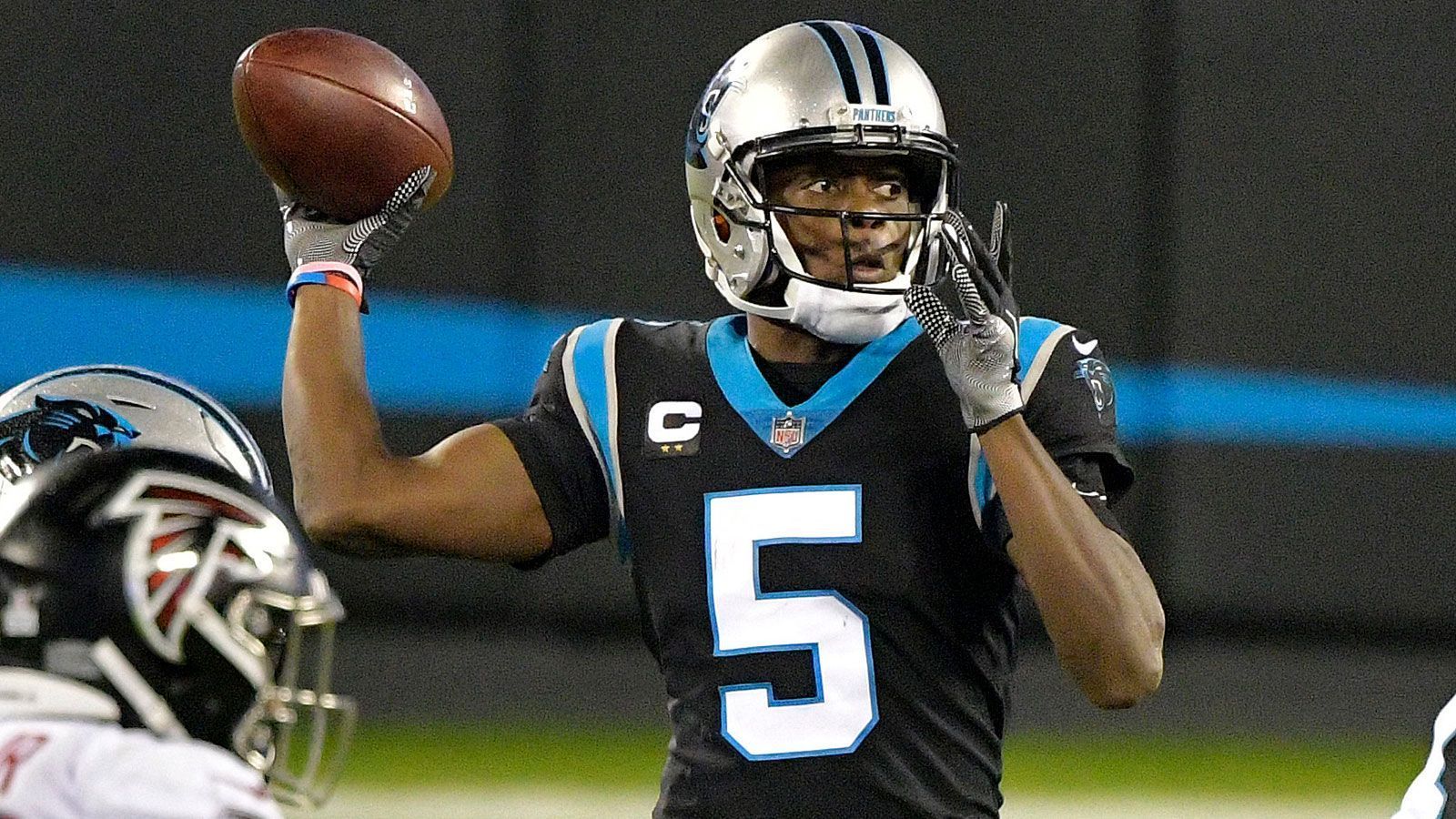 
                <strong>Platz 10: Teddy Bridgewater - Carolina Panthers (Letzte Platzierung: Nicht in den Top 10)</strong><br>
                Bridgewater ist einer von zwei Neueinsteigern in den Top 10. Seine Completion Percentage von 72,1% ist der zweitbeste Wert der NFL, mit 2.552 Passing Yards zählt Bridgewater zu den zehn besten Quarterbacks der Liga. Neben einer vergleichsweise schwachen Bilanz von 13 Touchdowns zu sieben Interceptions fehlen dem früheren Erstrundenpick vor allem die Siege (bisher gewannen die Panthers drei von zehn Spielen), um in unserem Ranking weiter aufzusteigen.
              