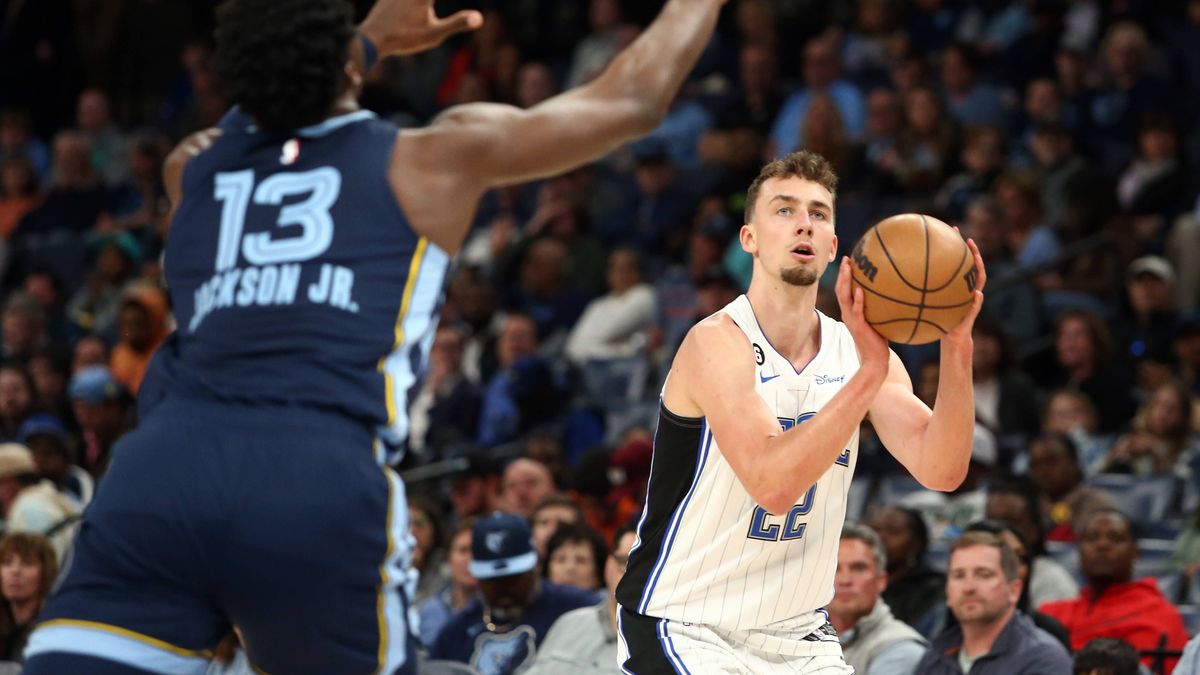 NBA, Basketball Herren, USA Orlando Magic at Memphis Grizzlies Mar 28, 2023; Memphis, Tennessee, USA; Orlando Magic forward Franz Wagner (22) shoots a 3-pointer during the first half against the Me...