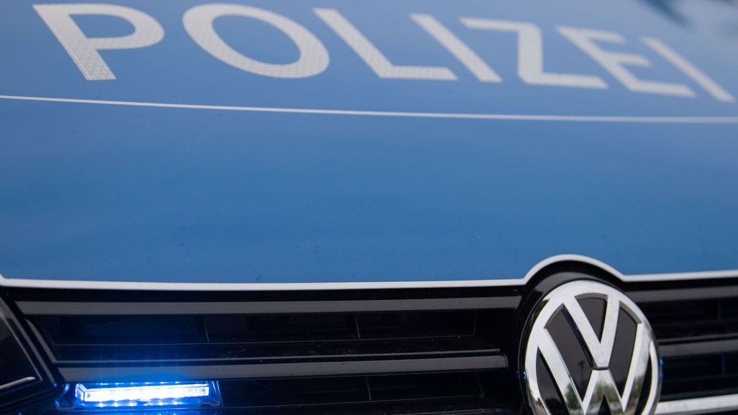 Eine Frau soll in Ulm Polizisten beleidigt haben und anschließend mit dem Auto davongerast sein.