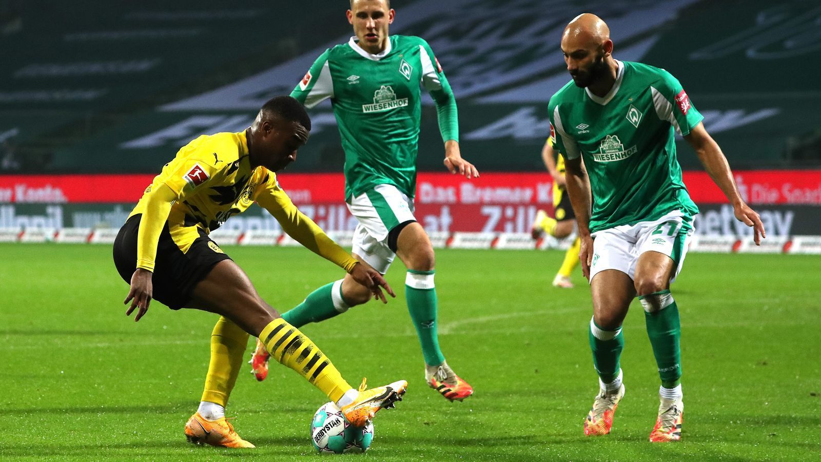 
                <strong>Gegen Werder: So lief Moukokos Startelf-Debüt für den BVB</strong><br>
                Die Rekorde als jüngster jemals in Bundesliga und Champions League eingesetzter Spieler hielt Moukoko ja bereits, mit 16 Jahren und 25 Tagen darf er sich nun auch jüngster Startelf-Spieler der Bundesliga-Historie nennen.
              