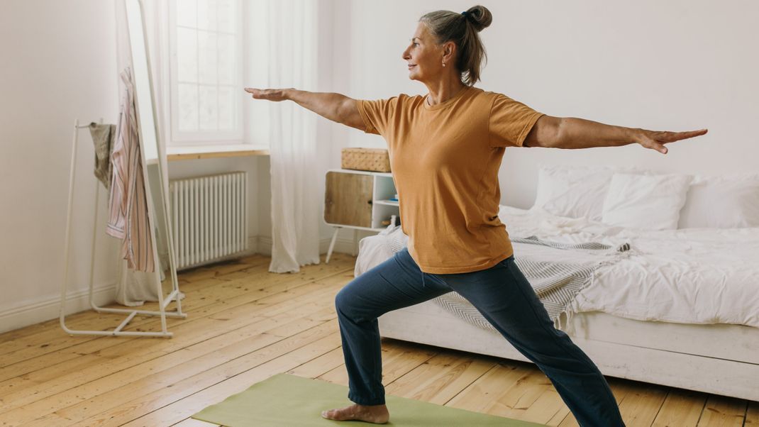 Die Figur Krieger II kennst du wahrscheinlich schon aus der Yoga-Klasse. Die Übung ist leicht anzuwenden und kräftigt viele Muskeln deines Körpers.