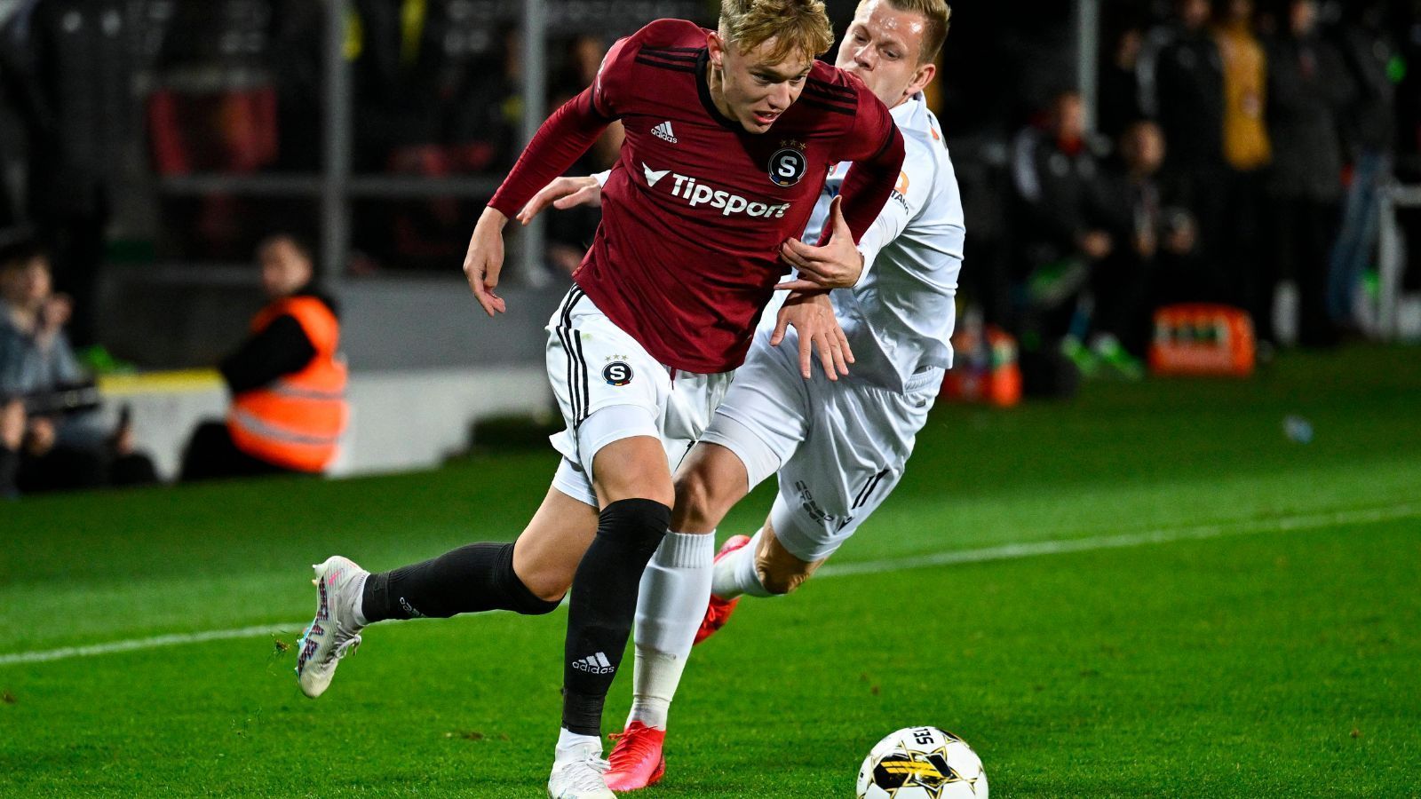 
                <strong>Tschechien: Adam Karabec (Sparta Prag)</strong><br>
                &#x2022; Offensives Mittelfeld<br>&#x2022; 19 Jahre alt (2003)<br>&#x2022; Vier Tore in 13 Länderspielen für die tschechische U21-Nationalmannschaft<br>&#x2022; Marktwert: 2,5 Millionen Euro<br>
              