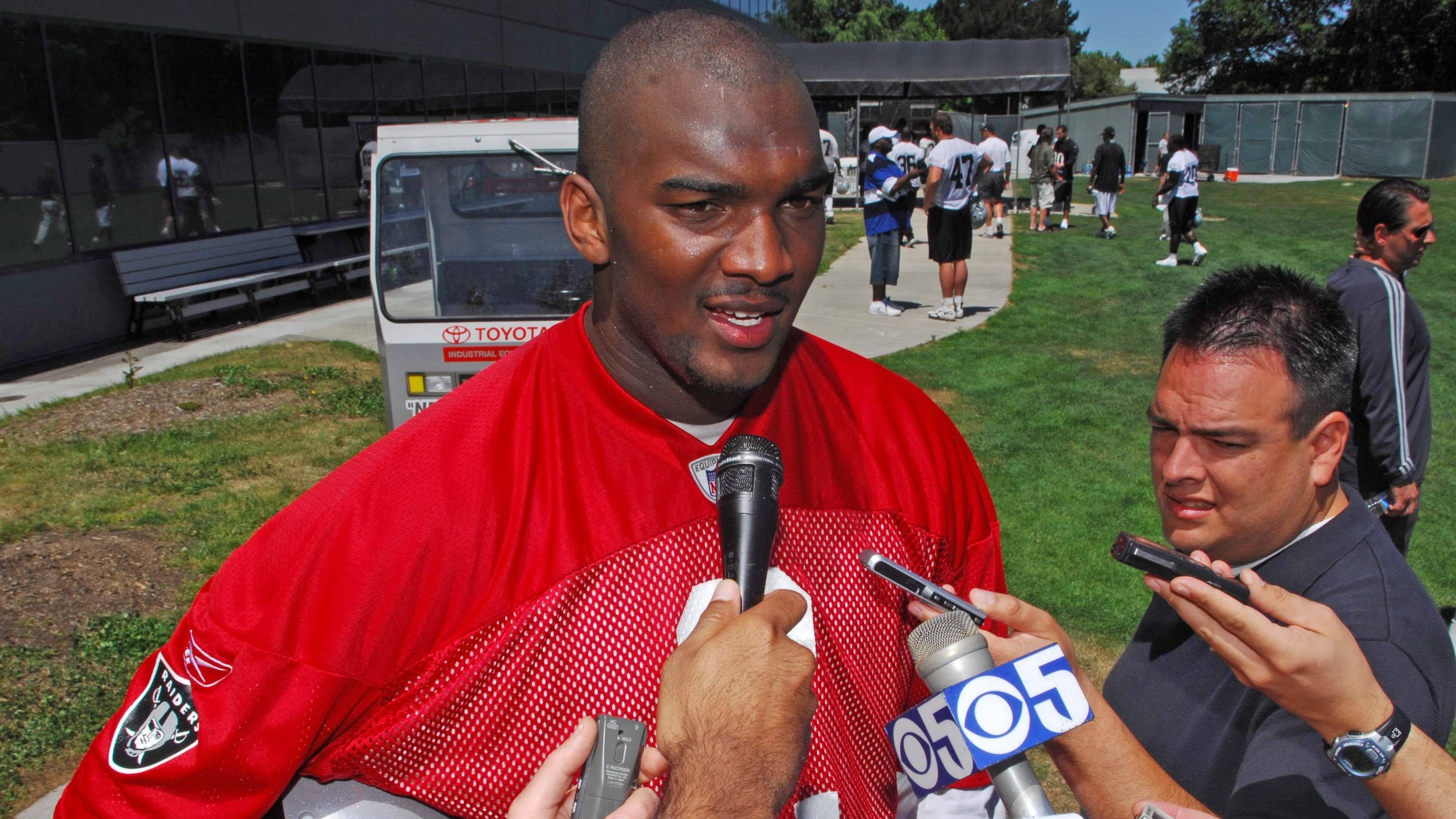 <strong>JaMarcus Russell - 2007</strong><br>Position: Quarterback<br>Draft-Team: Oakland Raiders<br>Erfolge: -<br>Karriereende: 2009