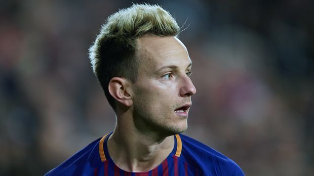 
                <strong>Ivan Rakitic</strong><br>
                In der ersten Halbzeit ohne offensiven Impuls, defensiv bemüht. Die Partie von Rakitic hat in den ersten 45 Minuten viel Luft nach oben. Gefühlt laufen seine kroatischen Landsmänner Modric und Kovacic auf Seiten Madrids doppelt so viel wie er. Gewinnt immerhin den einen oder anderen wichtigen Zweikampf rund 20 Meter vor dem eigenem Tor. Dann der Weckruf zur zweiten Halbzeit. Rakitic dreht mehr auf, leitet Angriffe ein und so auch das 1:0 nach 54 Minuten. Starke Aktion des Ex-Schalkers! Defensiv dann auch aggressiver gegen Kroos, den er so vom Spielaufbau abhält. ran-Note: 3
              