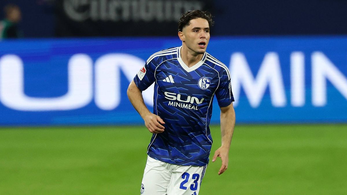 Gelsenkirchen, Veltins Arena, 24.10.25, GER, Herren, 2. Bundesliga, Saison 2025 - 2026, FC Schalke 04 - SV Darmstadt 98, Soufiane El-Faouzi (FC Schalke 04) DFB DFL REGULATIONS PROHIBIT ANY USE OF P...