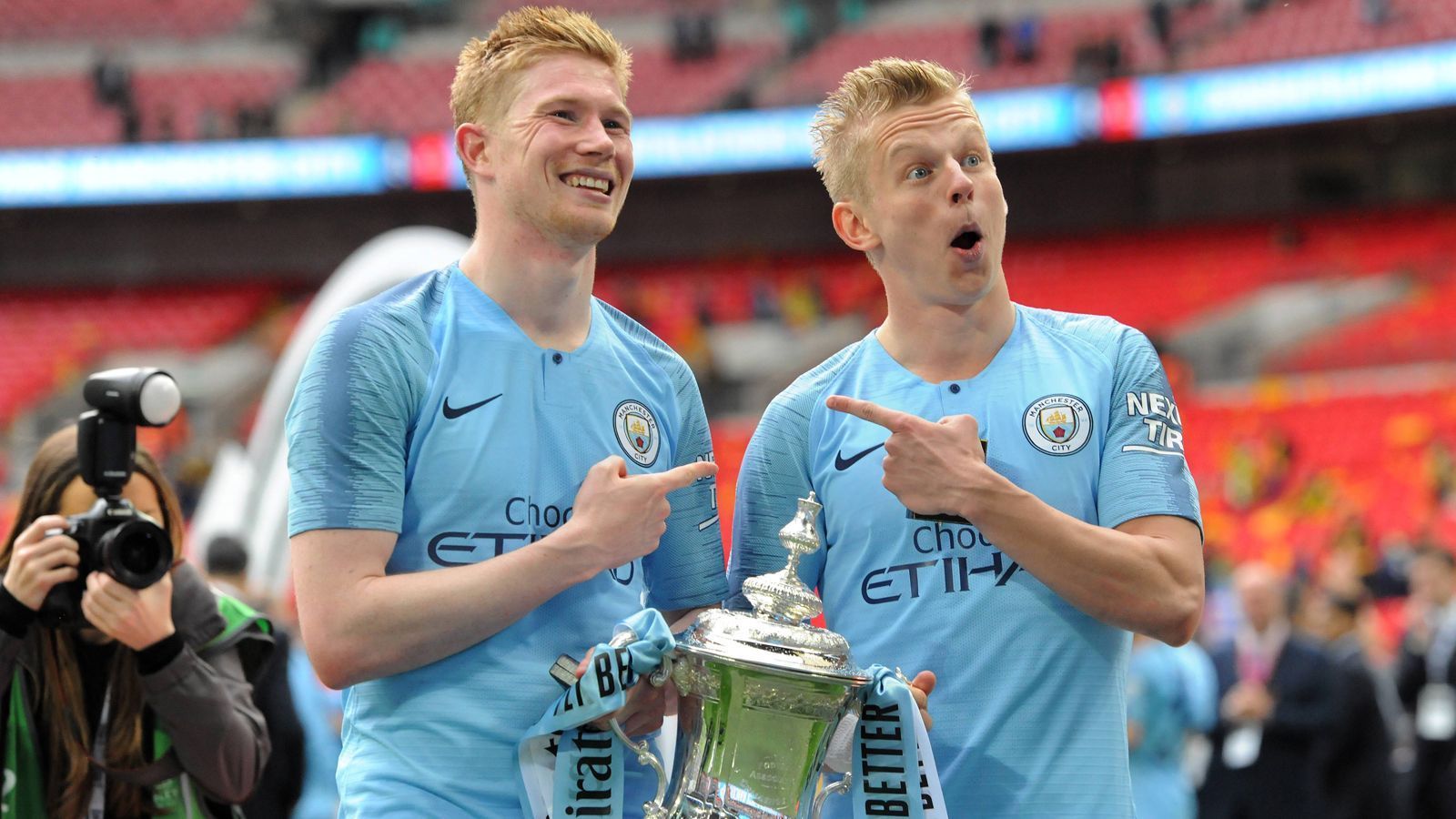 
                <strong>Wie der Zwilling von Kevin de Bruyne</strong><br>
                Auch wenn die City-Fans den Ukrainer mittlerweile kennen sollten, wird er meist mit Kevin de Bruyne (Foto, links) verwechselt. "Jeder nennt mich Kev", erzählt er. "Wenn ich in Richtung Bus laufe, rufen die Fans Kev, darf ich ein Foto haben? Dann drehe ich mich um und sie sagen, oh, das ist nicht Kevin". Zinchenko gibt zu, dass die beiden aus der Entfernung aussehen wie Zwillinge. Stehen sie aber nebeneinander, gäbe es keine Verwechslungsgefahr. Seine Begründung: "Ich sehe definitiv viel hübscher aus."
              