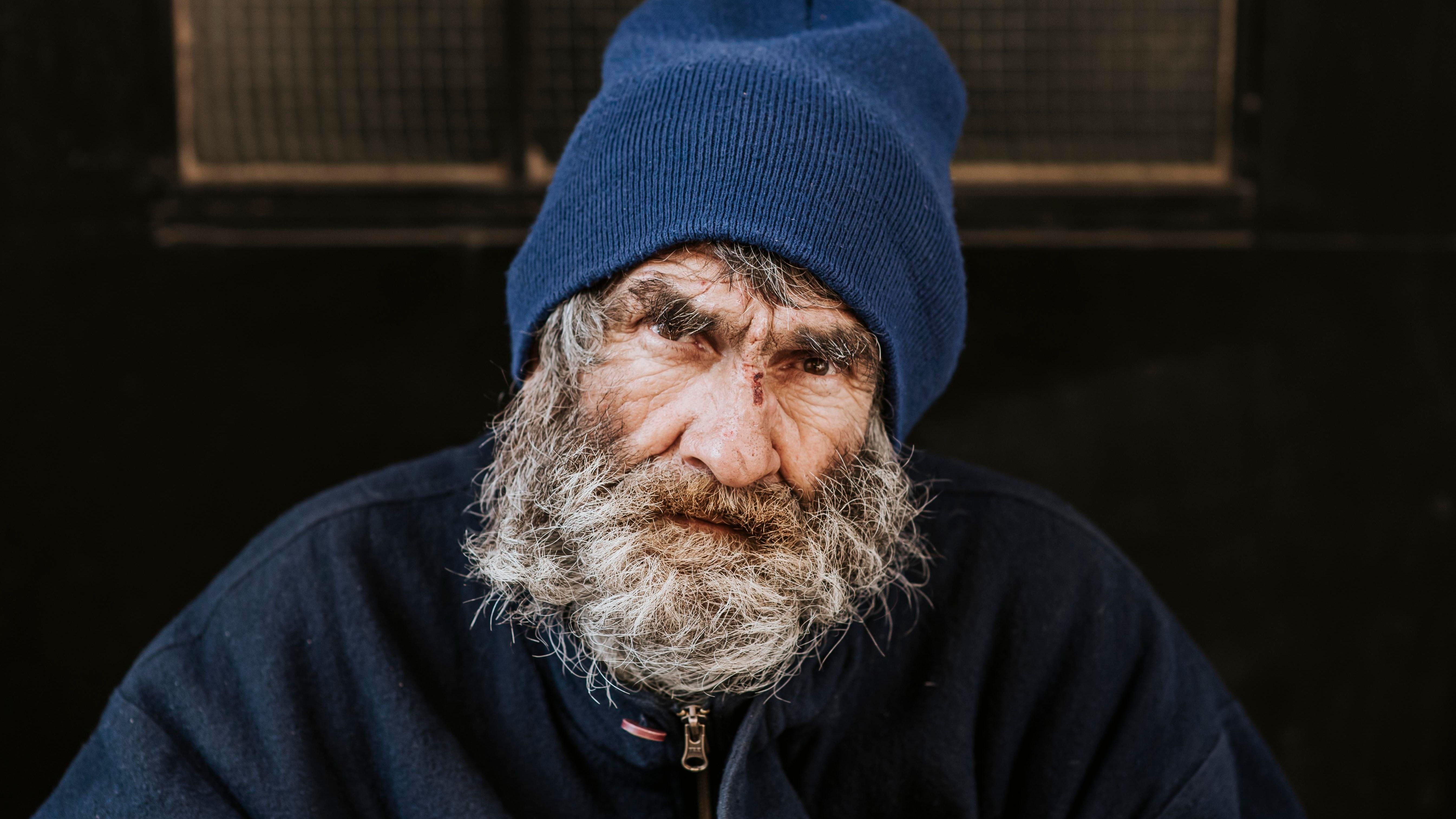 Obdachlosigkeit ist ein großes Problem - erfahre hier wie du helfen kannst.