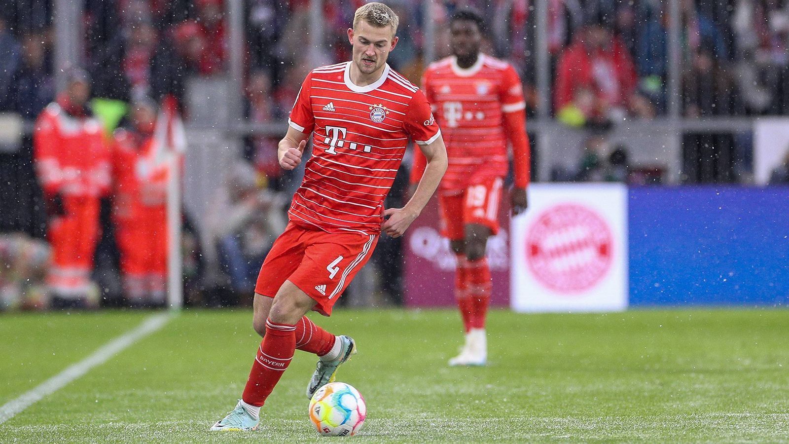 
                <strong>Matthijs de Ligt (FC Bayern München)</strong><br>
                Hat auf der linken Abwehrseite durchaus seine Probleme – auch weil Alphonso Davies davor nicht immer bei der Sache ist. Hat Glück, dass die deutliche Führung des Rekordmeisters die Gäste harmlos werden lässt. Kein Gala-Abend, aber okay. ran-Note: 3
              