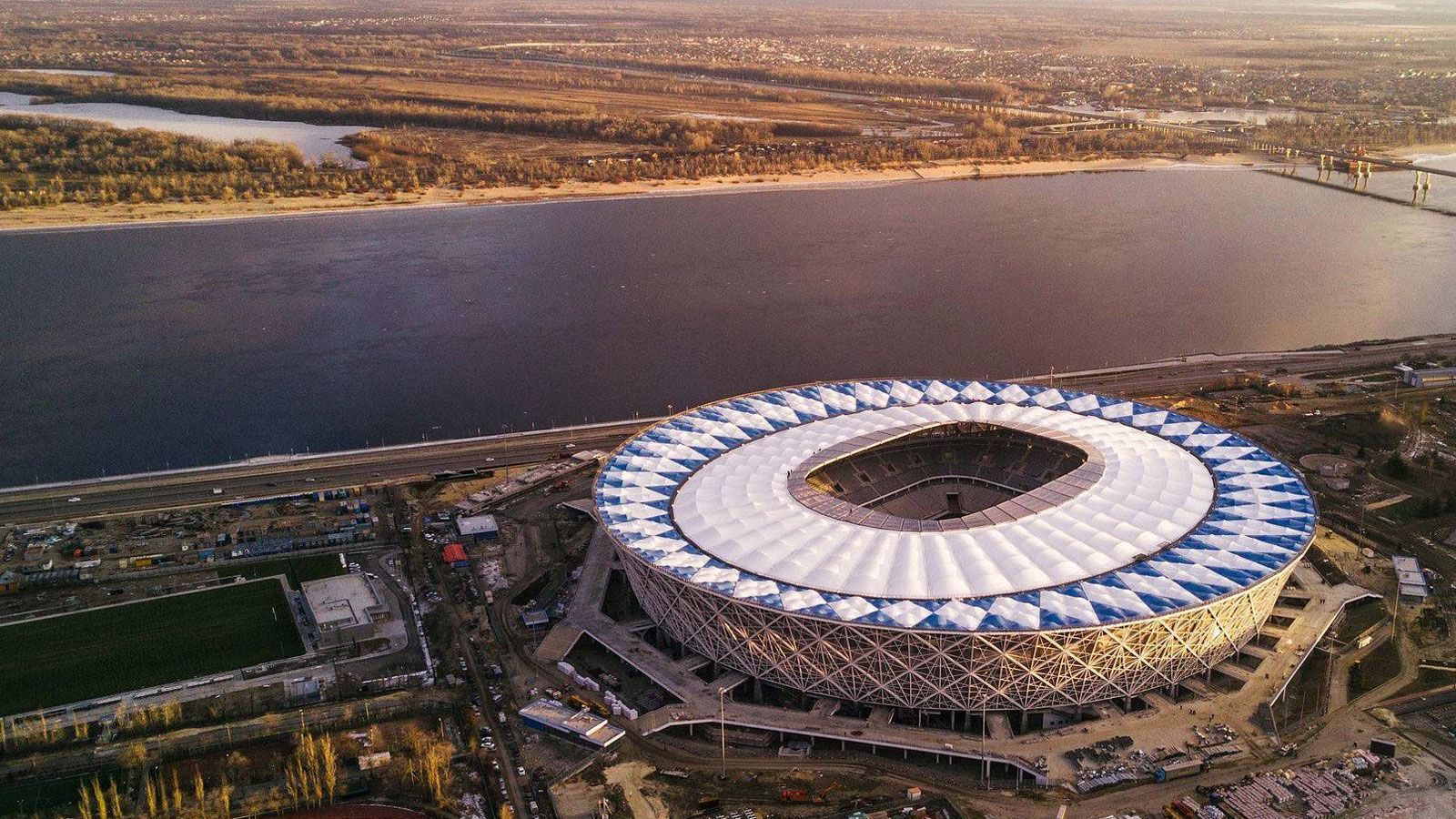 
                <strong>WM 2018 Stadion</strong><br>
                Bis zum 4. Juni müssen die WM-Teilnehmer ihre endgültigen Kader bekannt geben. Bei manchen Teams sind die Entscheidungen bereits gefallen. Das DFB-Team nominierte zunächst einen vorläufigen Kader. Für einige Spieler kam die Berufung in die jeweilige Nationalmannschaft durchaus unerwartet. ran.de zeigt die größten Überraschungen.
              