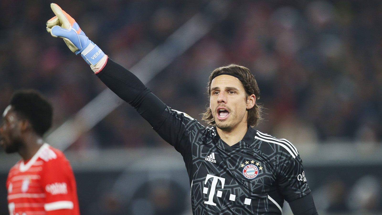 
                <strong>Yann Sommer</strong><br>
                Der Torwart wirkt zu Beginn mit dem Ball am Fuß etwas unsicher, offenbar ist er vom aggressiven Pressing der Stuttgarter überrascht. Zehn Minuten vor der Pause pariert Sommer zunächst stark einen Schuss von Silas, bei der anschließenden Ecke verpasst er dann aber im Fünfmeterraum den Ball. De Ligt rettet für ihn auf der Torlinie. Sommer hält seinen Kaster sauber und ist im weiteren Spielverlauf kaum noch gefragt. ran-Note: 
              