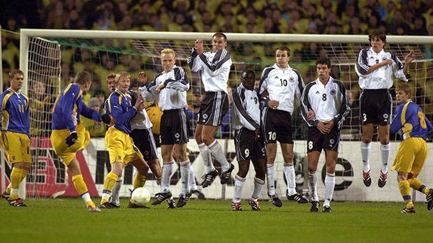 
                <strong>Qualifikation zur WM 2002</strong><br>
                Das Relegations-Hinspiel gegen die Ukraine sah düster aus. Ein Tor von Michael Ballack rettete ein 1:1. "Das war das wichtigste Tor in meinem Leben", sagte er nach dem Spiel. "Es kann nur noch ein wichtigeres geben - wenn ich Deutschland am Mittwoch zur WM schieße." So geschah es: Deutschland gewann 4:1 - Ballack traf doppelt.
              