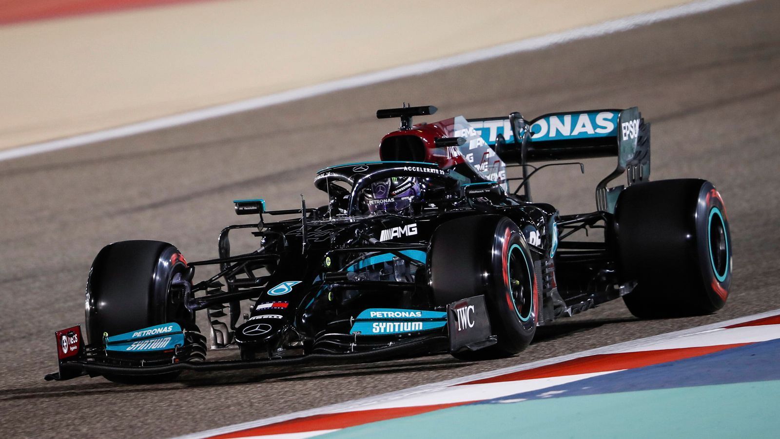 
                <strong>Titelkampf in der Formel 1 – Offen wie lange nicht?</strong><br>
                Mercedes, immer wieder Mercedes. Die Dominanz der Silberpfeile hat jahrelang für eine unterschwellige Langeweile gesorgt. Seit 2014 holte Mercedes in jedem Jahr den Titel, bis zum Ende herausfordern konnte das Team niemand. In den letzten Jahren, seit dem Rücktritt von Nico Rosberg nach seinem Titelgewinn 2016, hatte Serien-Weltmeister Lewis Hamilton nicht einmal mehr große Gegenwehr aus dem eigenen Stall, denn Valtteri Bottas ist mehr Helfer denn Herausforderer. Die Hoffnung heißt Red Bull Racing: Die Testfahrten vor knapp zwei Wochen hinterließen den Eindruck, dass das einstige Weltmeisterteam Mercedes angreifen kann.
              