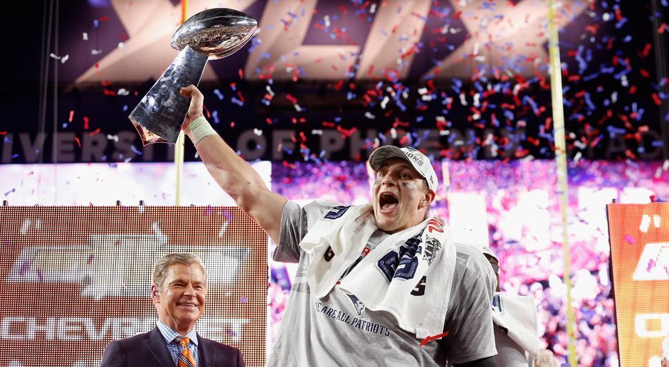 
                <strong>Unerträglich erfolgreich</strong><br>
                Sie sind einfach zu gut: Seitdem Bill Belichick im Jahr 2000 zu den Pats kam, eilt das Team von Erfolg zu Erfolg: Sechs Super-Bowl-Siege, 17 Division Championships. Tom Brady hat lediglich gegen die Denver Broncos eine persönlich negative Bilanz. Für die allermeisten NFL-Fans sind die Patriots deshalb einfach nur ein riesiges Ärgernis, vor allem für die anderen Teams in der AFC East.
              