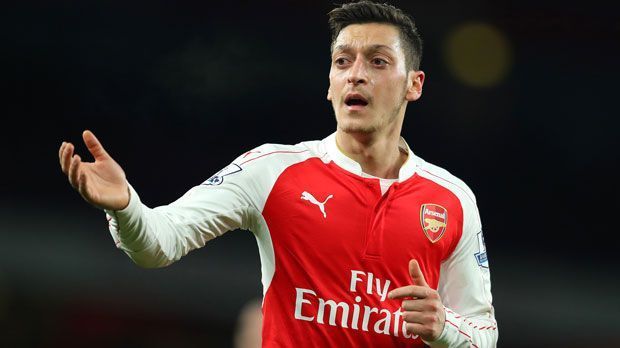 
                <strong>Mesut Özil (FC Arsenal)</strong><br>
                Mesut Özil (FC Arsenal): Vertrag bis 2018. Die Verhandlungen über einen neuen Kontrakt hat der Zauberfuß vorerst auf Eis gelegt. Grund für diesen Schritt soll auch das Interesse des FC Bayern München sein. Auf jeden Fall kann Özil die EM als Bühne nutzen, um für sich einen noch besser dotierten Vertrag herauszuholen.
              