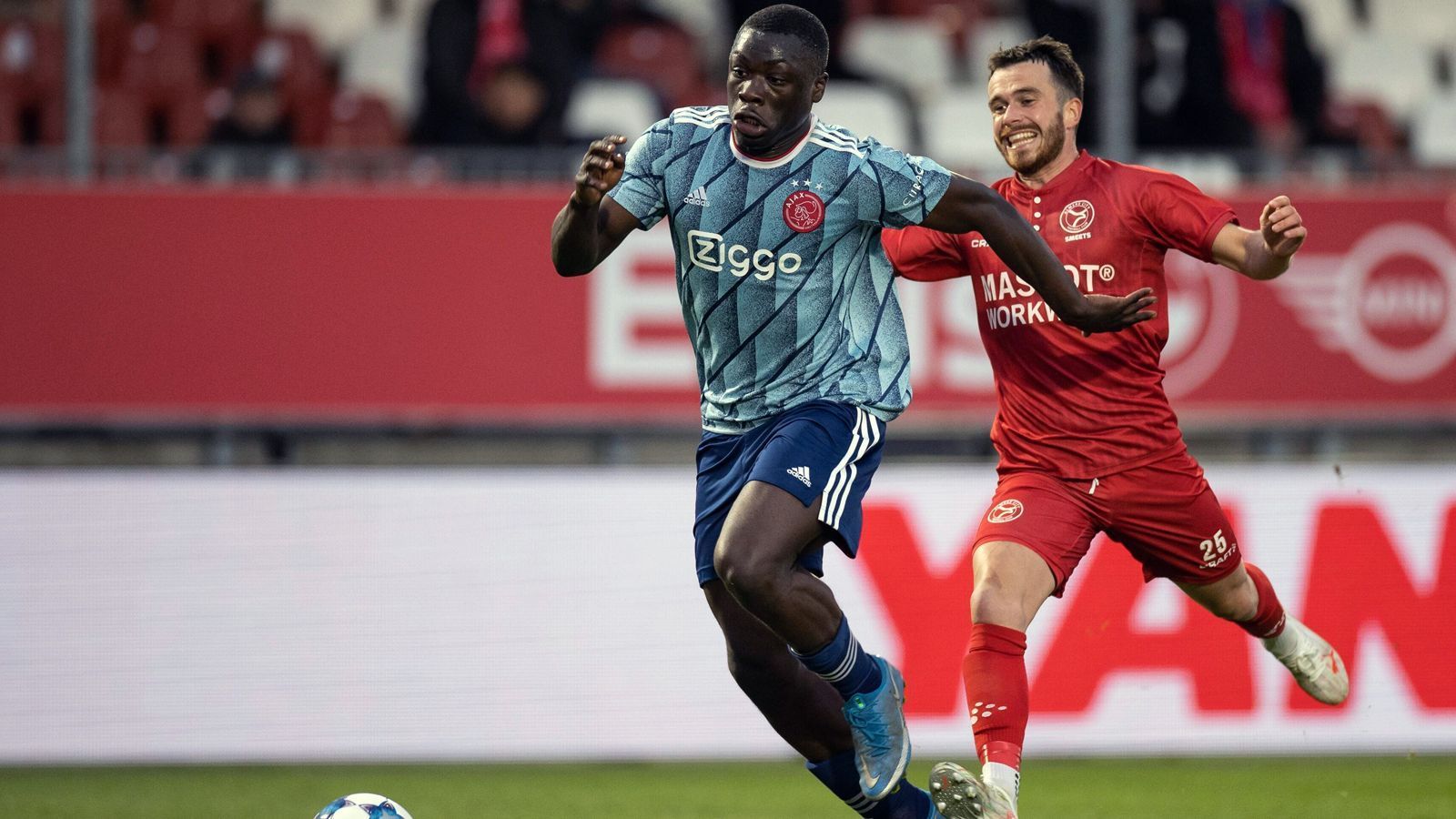 
                <strong>Brian Brobbey (Ajax Amsterdam)</strong><br>
                Wir bleiben in Leipzig, wo zur Saison 2020/21 mit dem Niederländer Brian Brobbey ein weiterer Raiola-Schützling mitmischen wird. Der Noch-Ajax-Profi entschied sich gegen eine Vertragsverlängerung bei den Niederländern und wechselt stattdessen ablösefrei zum sächsischen Bundesligisten. Wie Leipzigs Sportdirektor Markus Krösche bei Brobbeys Verpflichtung erklärte, habe sich Leipzig im Werben um den 19 Jahre jungen Stürmer gegen zahlreiche Topklubs durchgesetzt.
              