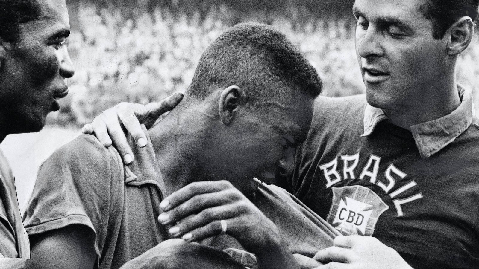 
                <strong>Pele: Die Karriere des "Königs des Fußballs"</strong><br>
                Nach dem Gewinn der ersten Weltmeisterschaft weinte Pele und musste von seinen Mitspielern beruhigt werden. Der Spitzname "O Rei" - "der König", war geboren. Im Jahr 1958 wurde Pele, der oft auch als "König des Fußballs" bezeichnet wird, mit dem FC Santos auch erstmals Meister in Brasilien.
              