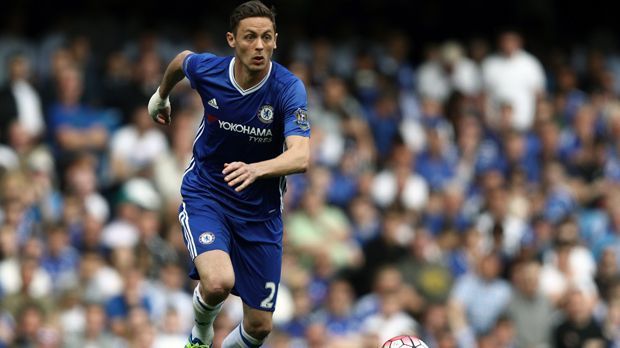 
                <strong>Nemanja Matic (FC Chelsea)</strong><br>
                Zentrales Mittelfeld - Nemanja Matic (FC Chelsea): Mit dem 1,94 Meter großen Serben hat Chelsea sicher nicht das allerbeste Geschäft gemacht. Weil er sich bei seinem ersten Anlauf nicht durchsetzen konnte, verscherbelten die Blues Matic 2011 an Benfica Lissabon. Dort entwickelte sich der zentrale Mittelfeldspieler jedoch so gut, dass sich Chelsea dazu genötigt sah, den Nationalspieler im Januar 2014 zurückzukaufen - für angebliche 25 Millionen Euro Ablöse. Jetzt, wo sein großer Förderer Jose Mourinho wieder weg ist, könnte auch Matic gehen. Manchester United soll ebenso locken wie Juventus Turin.
              