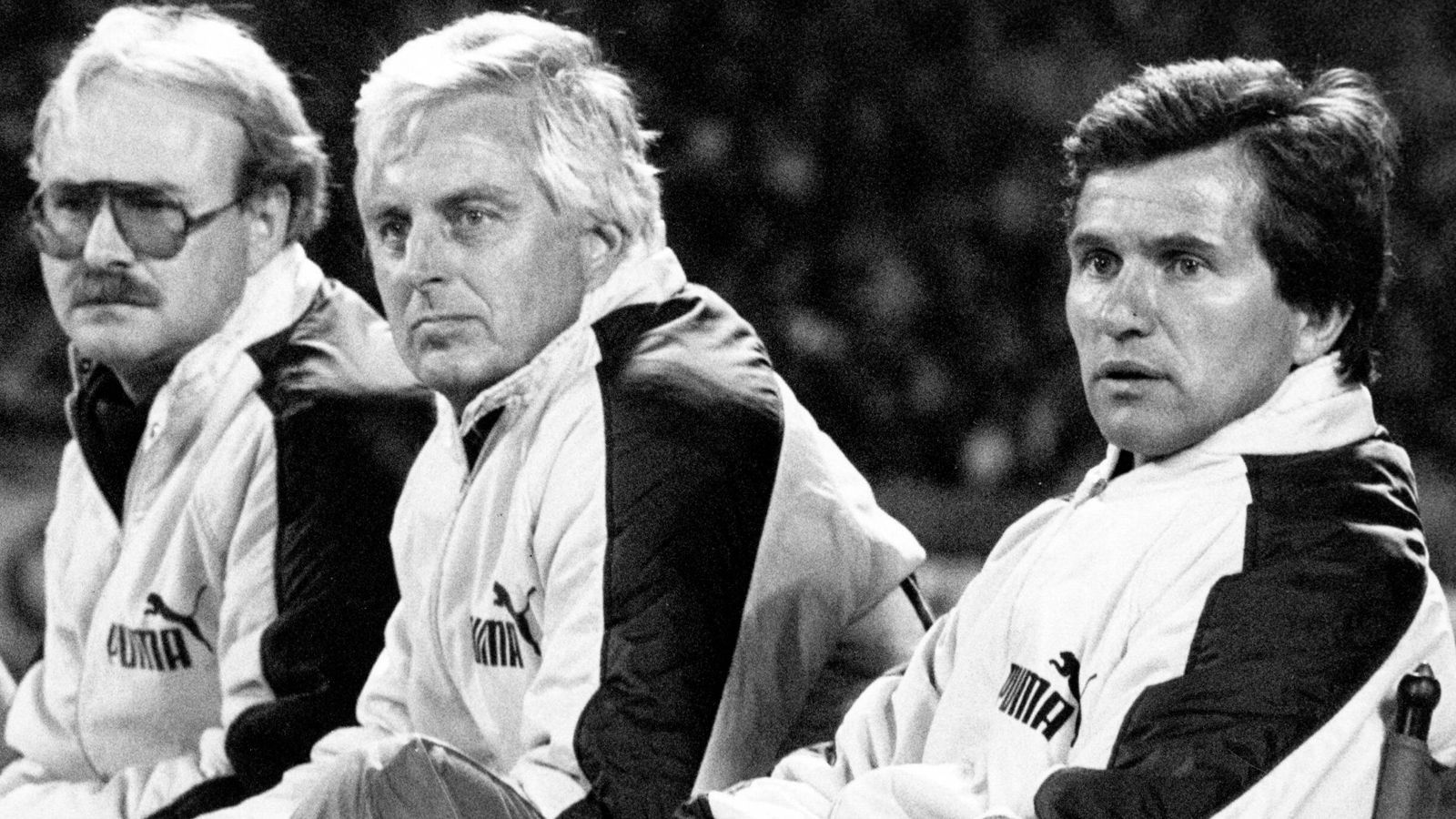 
                <strong>Osram ohne Titel</strong><br>
                Die finanziellen Voraussetzungen in Gladbach blieben bescheiden, dafür entdeckte er unter anderem Lothar Matthäus. Den Klub konnte Jung-Trainer Heynckes trotzdem in der Spitzengruppe der Liga halten. Titel holte er von 1979 bis 1987 keine, verlor das UEFA-Pokalfinale 1980 gegen Eintracht Frankfurt und 1984 das DFB-Pokalfinale gegen den FC Bayern. Einen Spitznamen holte er sich in seiner ersten Amtszeit auch ab: Wolfram Wuttke hatte Heynckes, der vor allem als junger Trainer oft verbissen war, "Osram" getauft, weil er, wenn es emotional wurde, oft einen roten Kopf bekam.
              