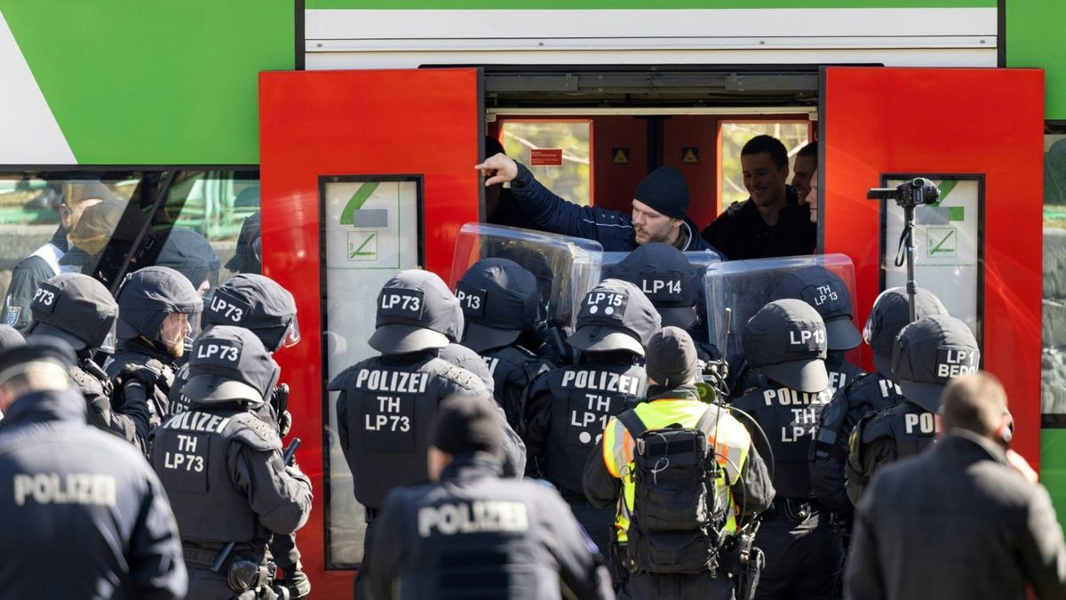 Problemfans im Zug: Polizei übt Einsatz