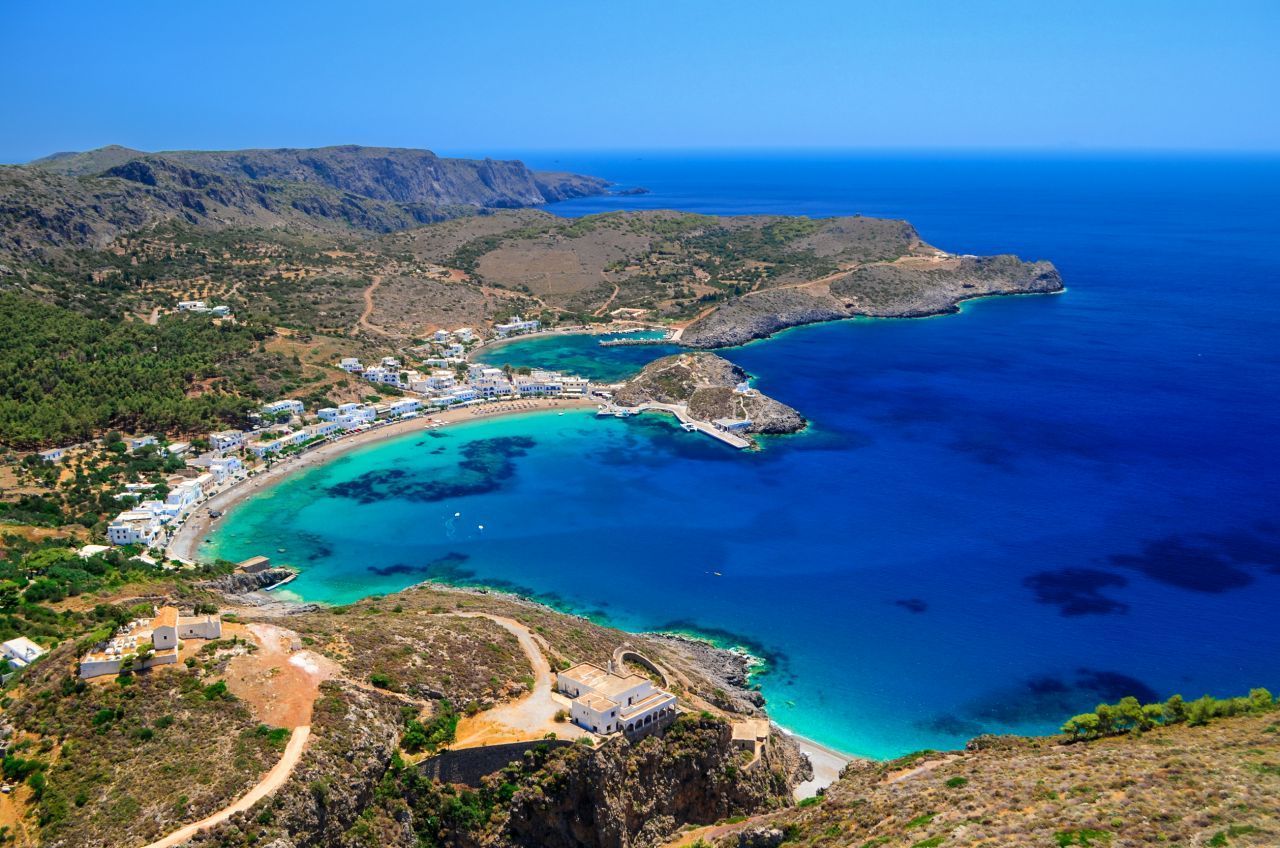 In der griechischen Mythologie ist Kythira die Insel der Aphrodite. Vor der Südostspitze des Peleponnes soll die Liebesgöttin dem Meer entstiegen sein. Der rund 17 Kilometer lange Aphrodite-Wanderweg führt von Diakofti (im Cafe "Minas" frühstücken) über Avlemonas (Pause in der Naturbucht einlegen) und Paleopoli (an den Strand gehen und baden) nach Agia Moni (das Kloster besichtigen) und von dort zurück an den Ausgangspunkt. S