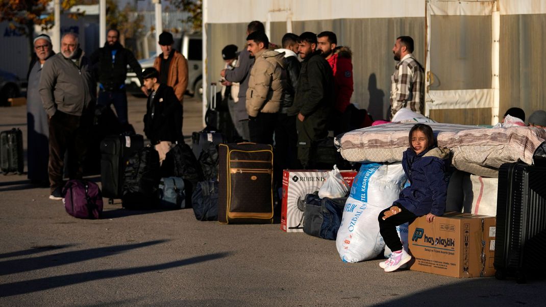 Türkei, Kilis: Syrer warten am Oncupinar-Grenzübergang in der Nähe der südtürkischen Stadt Kilis darauf, von der Türkei nach Syrien zu gelangen.