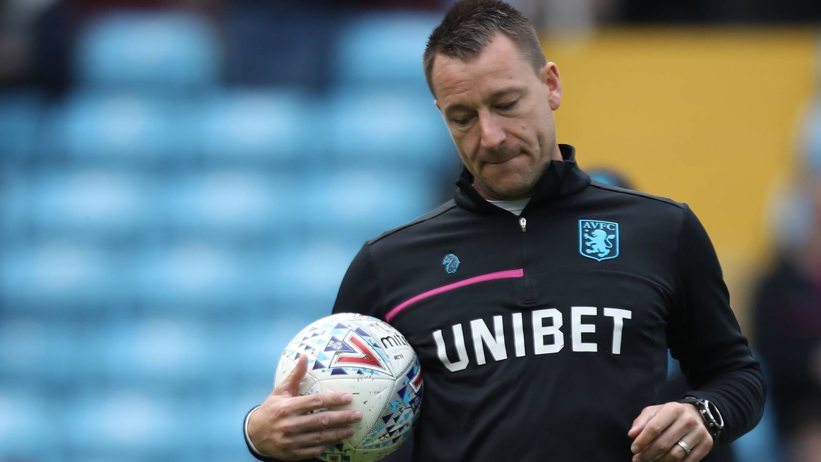 
                <strong>John Terry: Aston Villa erzielte das kurioseste Tor der Saison</strong><br>
                Im Spiel zwischen Aston Villa und Leeds United ereignete sich das verrückteste Tor der Saison. Die Ausgangssituation war, dass Villa-Stürmer Jonathan Kodjia verletzt auf dem Boden lag. Die Mannschaft von Leeds United weckte den Eindruck, sie wolle den Ball fairerweise ins Aus spielen – tat das aber nicht. Ein schneller Pass in die Spitze zu Mateusz Klich, schon war der Ball im Netz. Danach gab es sogar in der Coaching-Zone Tumulte. John Terry geriet unter anderem mit Leeds-Trainer Marcelo Bielsa aneinander. Dann die faire Geste: Leeds United ließ den Gegner im direkten Gegenzug das 1:1 erzielen – der Endstand.
              