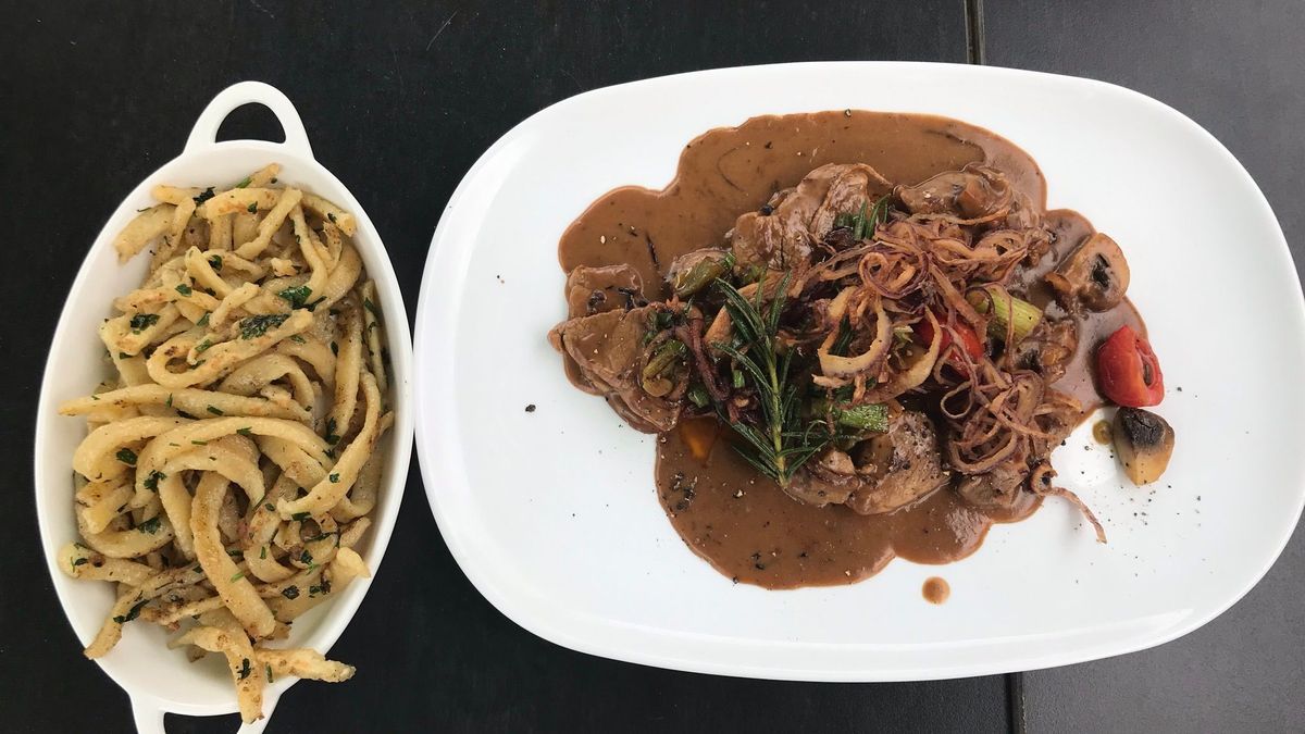 Hausgemachte Spätzle mit geschnetzeltem Schweinefilet mit Cognacrahm und Pilzen