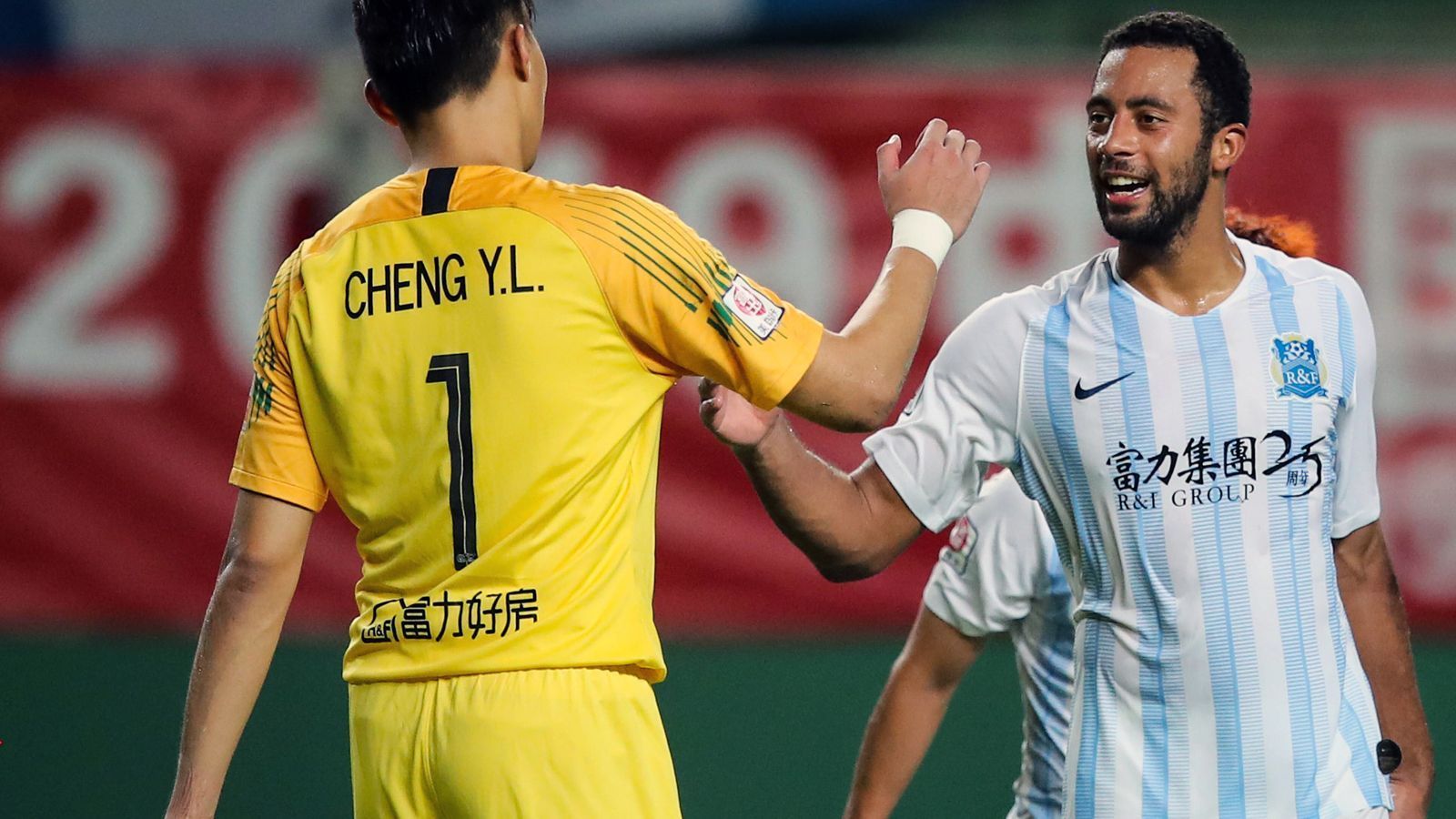 
                <strong>Mousa Dembele (Guangzhou R&F)</strong><br>
                Einen Punkt hinter Tianjin Teda tummelt sich derzeit Guangzhou R&F und auch dieses Team hat einen Spieler, der vom Namen her gleich heraussticht: Mousa Dembele. Der Belgier kam Anfang 2019 vom späteren Champions-League-Finalisten Tottenham Hotspur nach China und etablierte sich auf Anhieb als Stammspieler im Mittelfeld. Der 82-malige Nationalspieler für Belgien steht noch bis Ende 2021 bei Guangzhou R&F unter Vertrag.
              