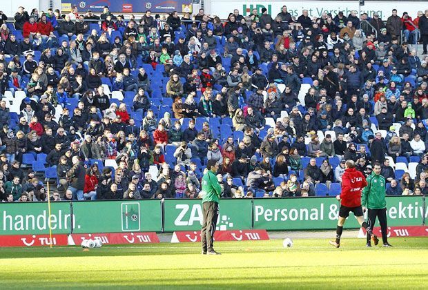 
                <strong>Großes Interesse</strong><br>
                Davon wollen sich die 96-Anhänger schon beim ersten Auftritt des früheren türkischen Nationalspielers überzeugen. Gut 7000 Fans verfolgten die Einheit in der AWD-Arena
              