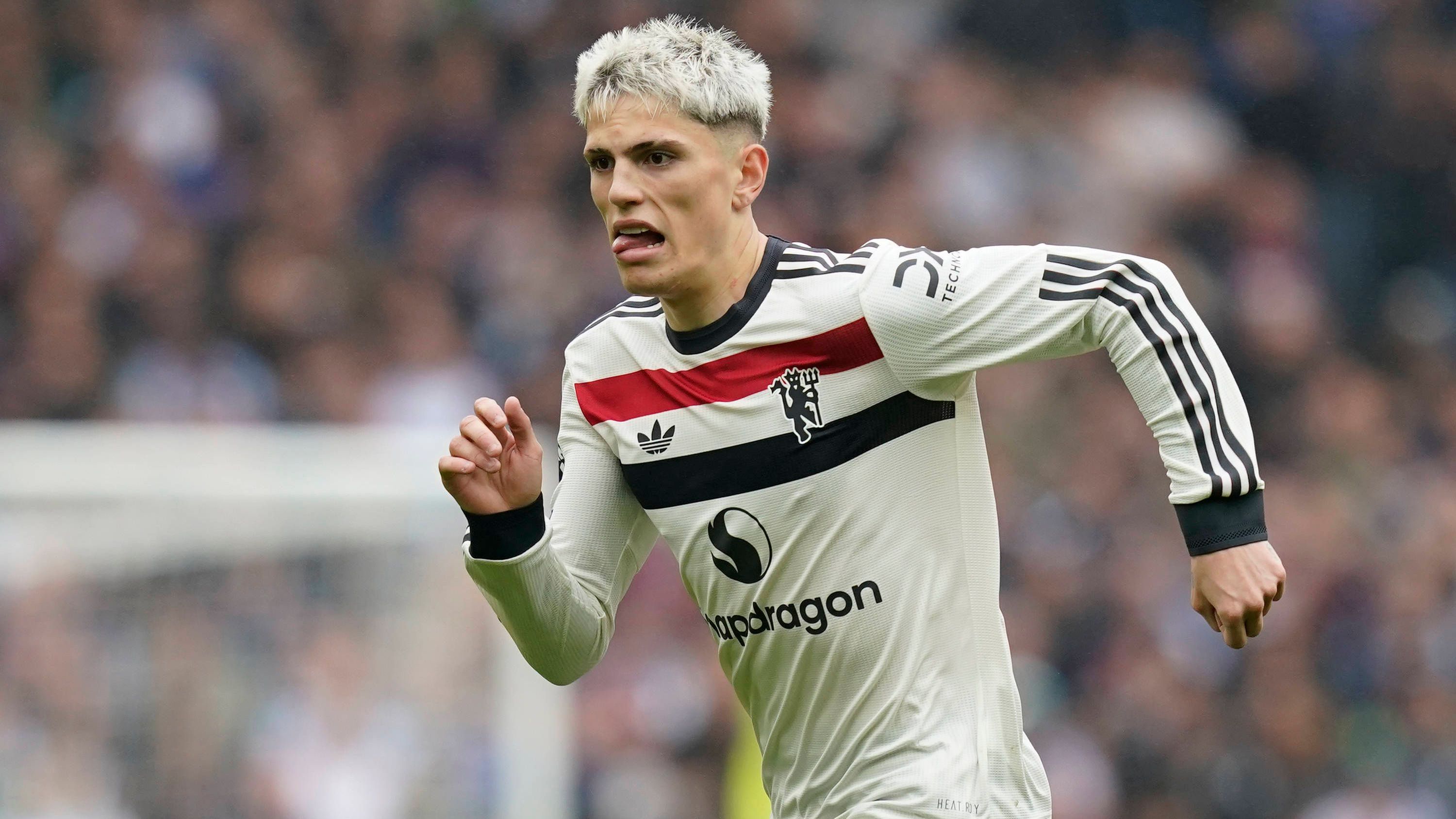 <strong>Bayer 04 Leverkusen: Alejandro Garnacho (Offensives Mittelfeld)</strong><br>Mit Erik ten Hag wurde die Nachfolge von Xabi Alonso auf der Trainerposition geklärt. Nach dem fixen Abgang von Jonathan Tah zum FC Bayern wird Florian Wirtz in Kürze ebenfalls zum FC Liverpool wechseln. Weitere Stars dürften folgen. Gerüchte über mögliche Nachfolger ranken sich ausgerechnet um ten Hags Ex-Klub Manchester United. Alejandro Garnacho hat bei United keine Zukunft und wäre wohl günstiger zu haben als Antony.