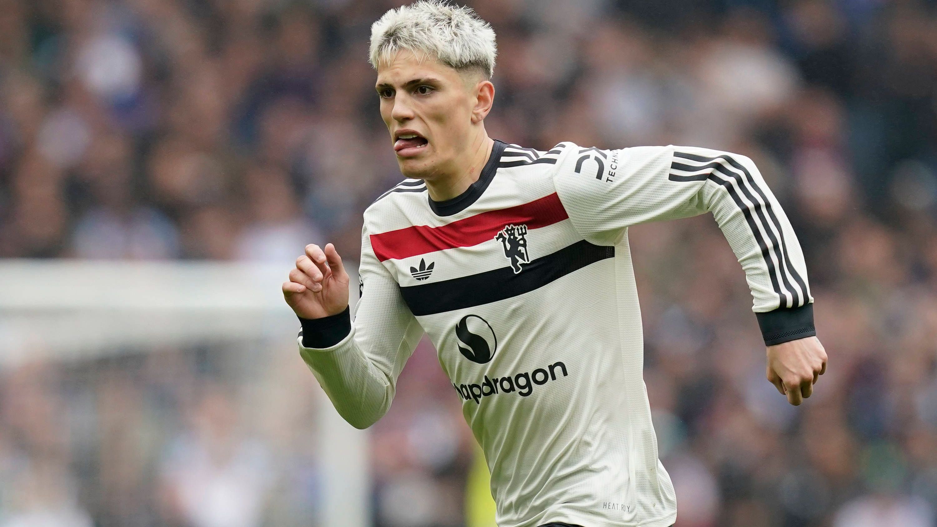 <strong>Alejandro Garnacho (Manchester United)</strong><br><em>FC Chelsea bastelt am Kader für die nächste Saison. Nächstes Ziel: Alejandro Garnacho. Der Flügelspieler von Manchester United soll ein Preisschild von rund 80 Millionen Euro haben. Laut "The Atlhletic" sind sich Spieler und Chelsea einig – nun liegt es an United. Mit dem Verkauf könnten die Red Devils einen Großteil der Ablösesumme für Neuzugang Benjamin Sesko wieder einspielen.</em>