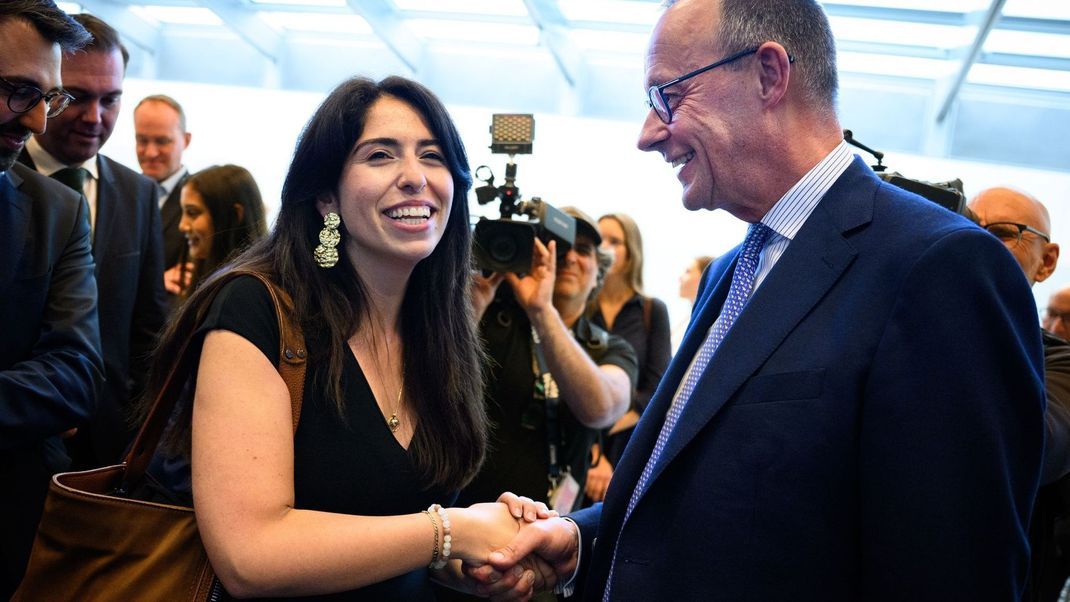 2. Juli 2024, Berlin: Friedrich Merz, Vorsitzender der CDU/CSU-Bundestagsfraktion, begrüßt Melis Sekmen als Gast in der Sitzung der Bundestagsfraktion der Unionsfraktion im Deutschen Bundestag.