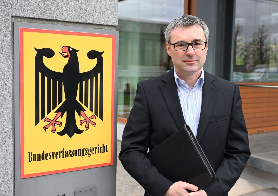 Tobias, Kläger in Sachen "Regelungen zur Vaterschaftsanfechtung", wartet vor dem Bundesverfassungsgericht auf den Beginn der Urteilsverkündung (Anm. d. Red.: Vollständiger Name wird auf Wunsch des Klägers nicht genannt).