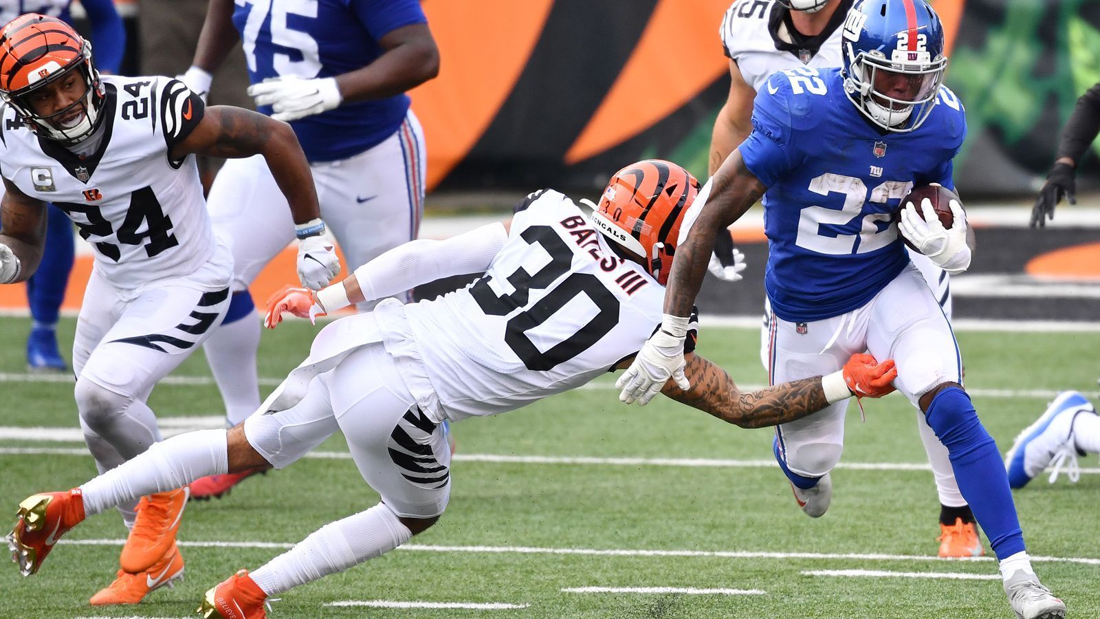 
                <strong>Wayne Gallman (Running Back)</strong><br>
                In Kombination mit Alfred Morris macht der Running Back das Aus von Saquon Barkley vergessen. Gallman trägt das Laufspiel auf seinen Schultern, der erst während der Saison nachverpflichtete Morris gibt dem Viertrunden-Pick des Jahres 2017 die ausreichenden Verschnaufpausen. Mit 6 Touchdowns und 504 Yards hat er bereits jetzt Karriere-Bestwerte aufgestellt. Und mit 4,6 Yards pro Lauf gehört er zu den zehn besten Running Backs, die mindestens 100 Laufversuche erhalten haben.
              