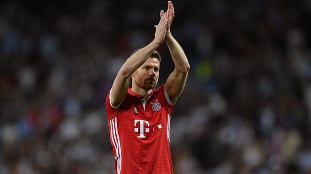 
                <strong>Xabi Alonso (FC Bayern München)</strong><br>
                Neben Lahm hing auch sein ehemaliger Mannschaftskollege Xabi Alonso im Sommer 2017 seine Schuhe an den Nagel. Anfang März gab der 35-jährige Spanier bekannt, dass er dem Profi-Fußball zum Saisonende den Rücken kehren würde. "Ich lebte es, ich liebte es. Abschied vom wunderschönen Spiel", twitterte Alonso seine Entscheidung in die Welt hinaus. Highlights seiner Karriere auf Klub-Ebene waren die Champions-League-Titel mit Liverpool (2005) und Real Madrid (2014) - das erste Mal im Finale gegen seinen späteren Bayern-Trainer Carlo Ancelotti, das zweite Mal mit dem Italiener auf der Real-Trainerbank.
              