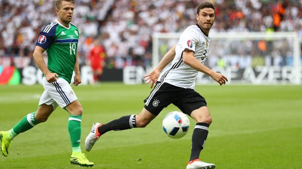 
                <strong>Jonas Hector</strong><br>
                Jonas Hector: Seine bekannte Schwäche beim flanken besteht nach wie vor. Ist auf Außen eine fähige Anspielstation. Mehr kann man von ihm offensiv (leider) nicht erwarten. ran-Note: 3
              