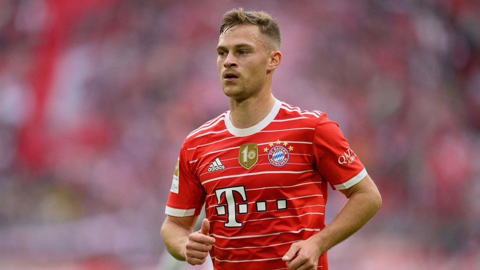 
                <strong>Verlierer: Joshua Kimmich (FC Bayern)</strong><br>
                Kimmich sorgte in der abgelaufenen Saison für mehr Schlagzeilen abseits des Platzes als auf dem Platz. Das ist für ein Sportler per se schon eher ein schlechtes Zeichen. Problematisch war nicht etwa, dass ich der Nationalspieler lange Zeit gegen ein Corona-Impfung entschieden hatte. Sondern, dass er zuvor mit seiner Charity-Aktion explizit für den Pieks geworben hatte und den Rest der Welt damit ihm Glauben ließ, selbst geimpft zu sein. Diese Doppelmoral kam bei vielen Fans nicht gut an. Auch sportlich hinterließ das Impf-Debakel Spuren. In der Rückrunde spielte Kimmich oft unter seinen Möglichkeiten. Längst gibt es kritische Stimmen, ob der 27-Jährige auf der Sechserposition überhaupt richtig aufgestellt ist. Laut "kicker" denken die Bayern deshalb wohl über Verstärkung nach.
              