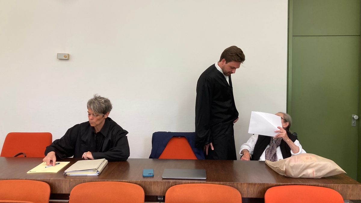 Die Angeklagte (r) sitzt im Gerichtssaal neben ihren Anwälten Annette von Stetten (l) und Johannes Makepeace.