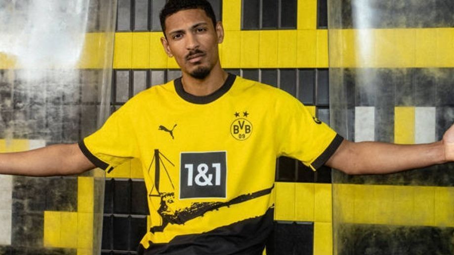 <strong>Borussia Dortmund</strong><br>
                Erstmals hat der BVB zusammen mit Ausstatter Puma ein Trikot von seinen Fans gestalten lassen. Aus mehr als 15.000 Einsendungen aus aller Welt wählte eine Jury, der auch Marco Reus und BVB-Legende Dede angehörten, neun Entwürfe aus, die in die Endrunde kamen. Auch bei der Abstimmung waren die Fans gefragt: Das finale Design erhielt die mit Abstand meisten Stimmen.
